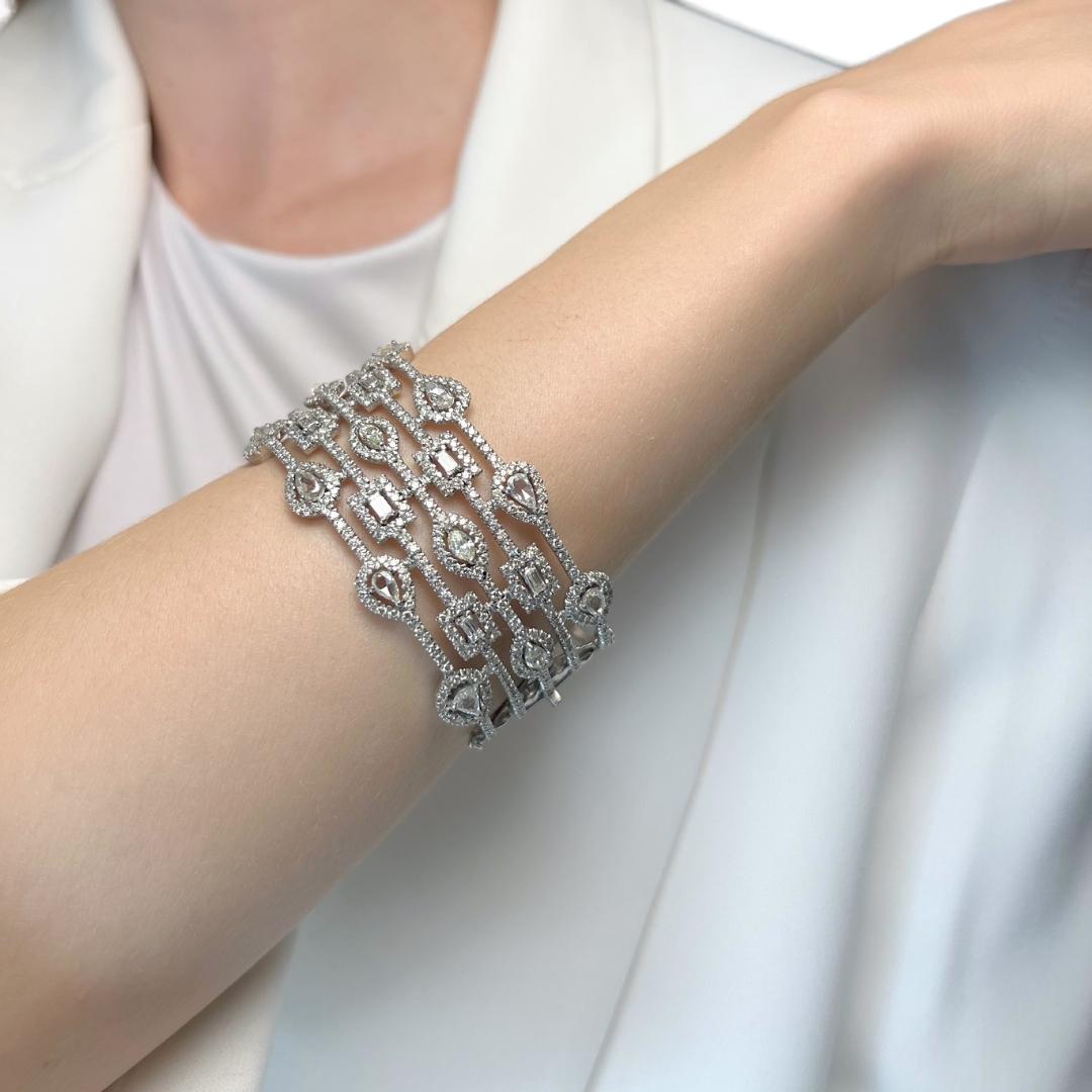 Dazzling 8.22ct Diamonds Bracelet in 14k White Gold - IGI Certified

Exquisite craftsmanship meets dazzling brilliance in this 14k white gold diamond bracelet. Featuring 8 pear-shaped diamonds totaling 1.60ct. The design is elevated by 4