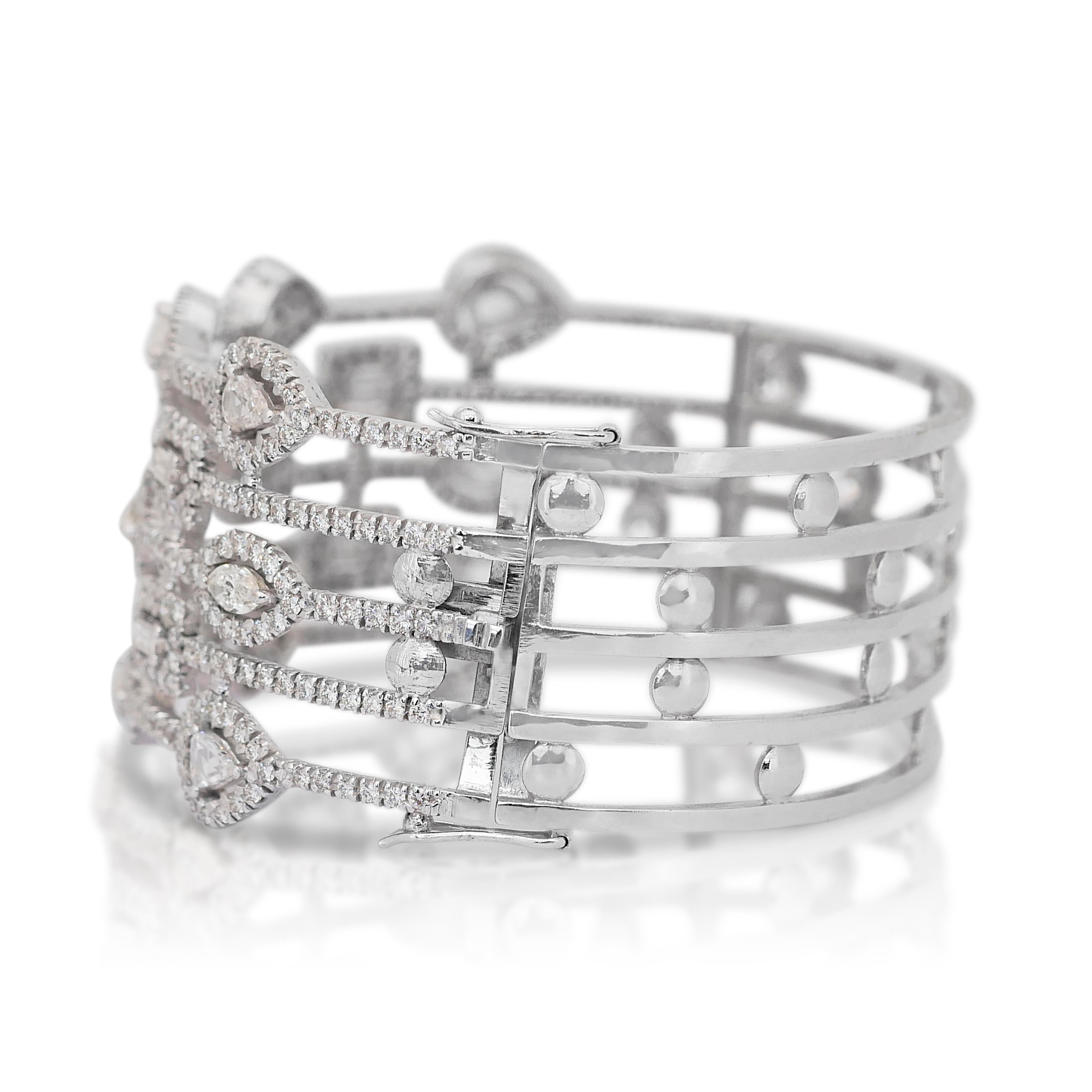 Women's Dazzling 8.22ct Diamonds Bracelet in 14k White Gold - IGI Certified For Sale