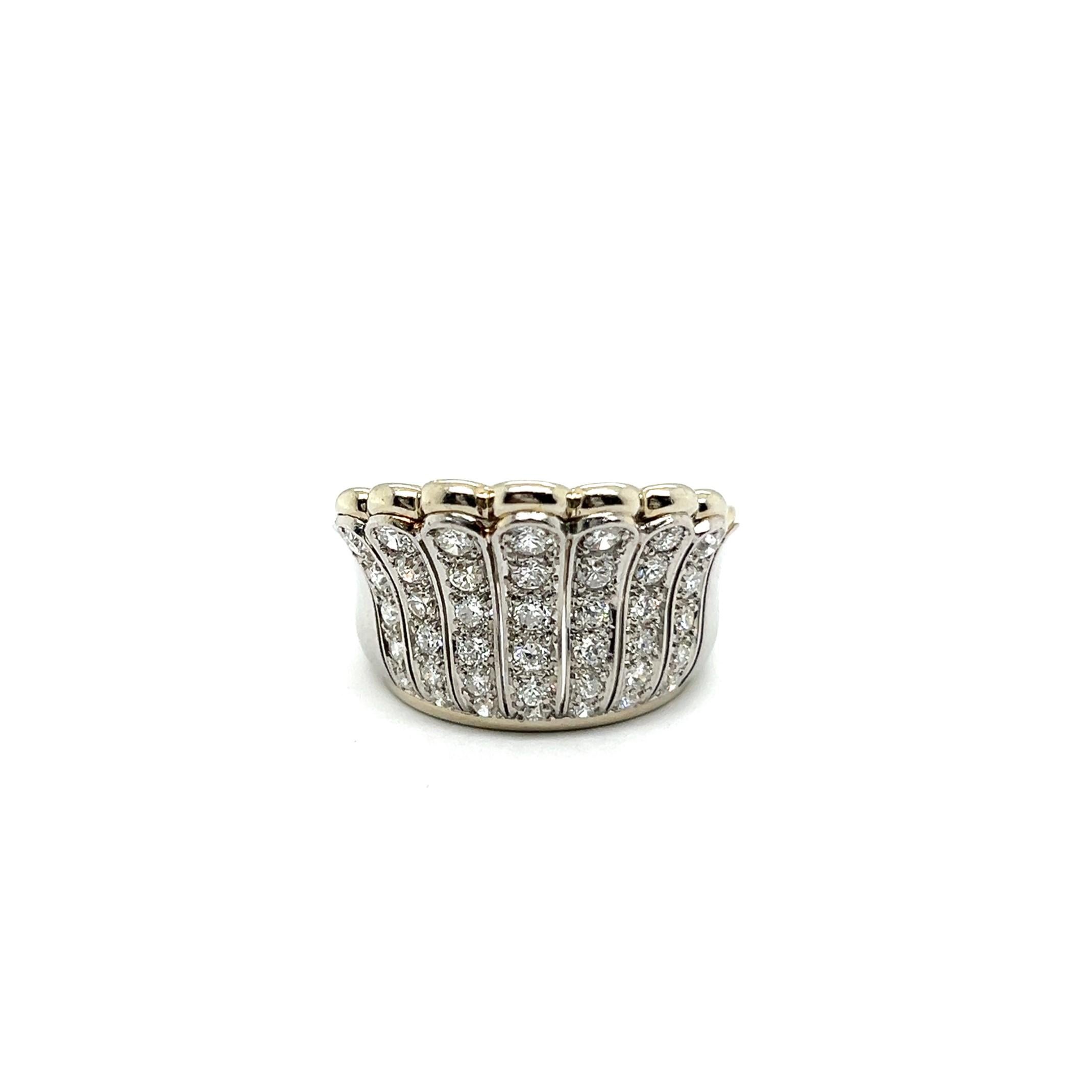 Ti presentiamo l'epitome dell'eleganza e dell'estrosità: il nostro squisito anello Tiara Crown. 

Disegnato con dettagli meticolosi in lussuoso oro bianco 18 carati e impreziosito da 40 diamanti taglio brillante, ciascuno con colore G-H e purezza