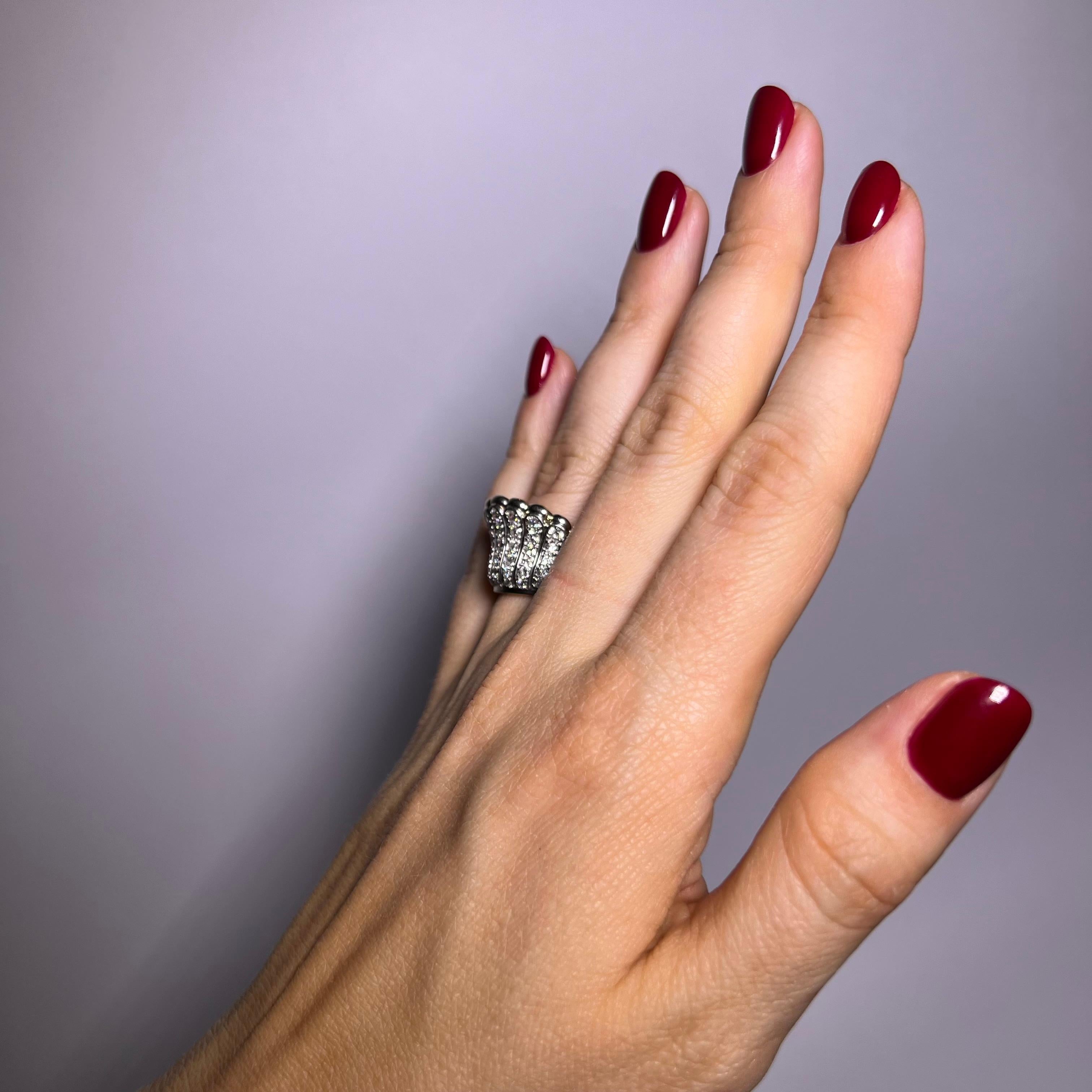 Anello corona con diamanti in oro bianco 18 carati in vendita 2