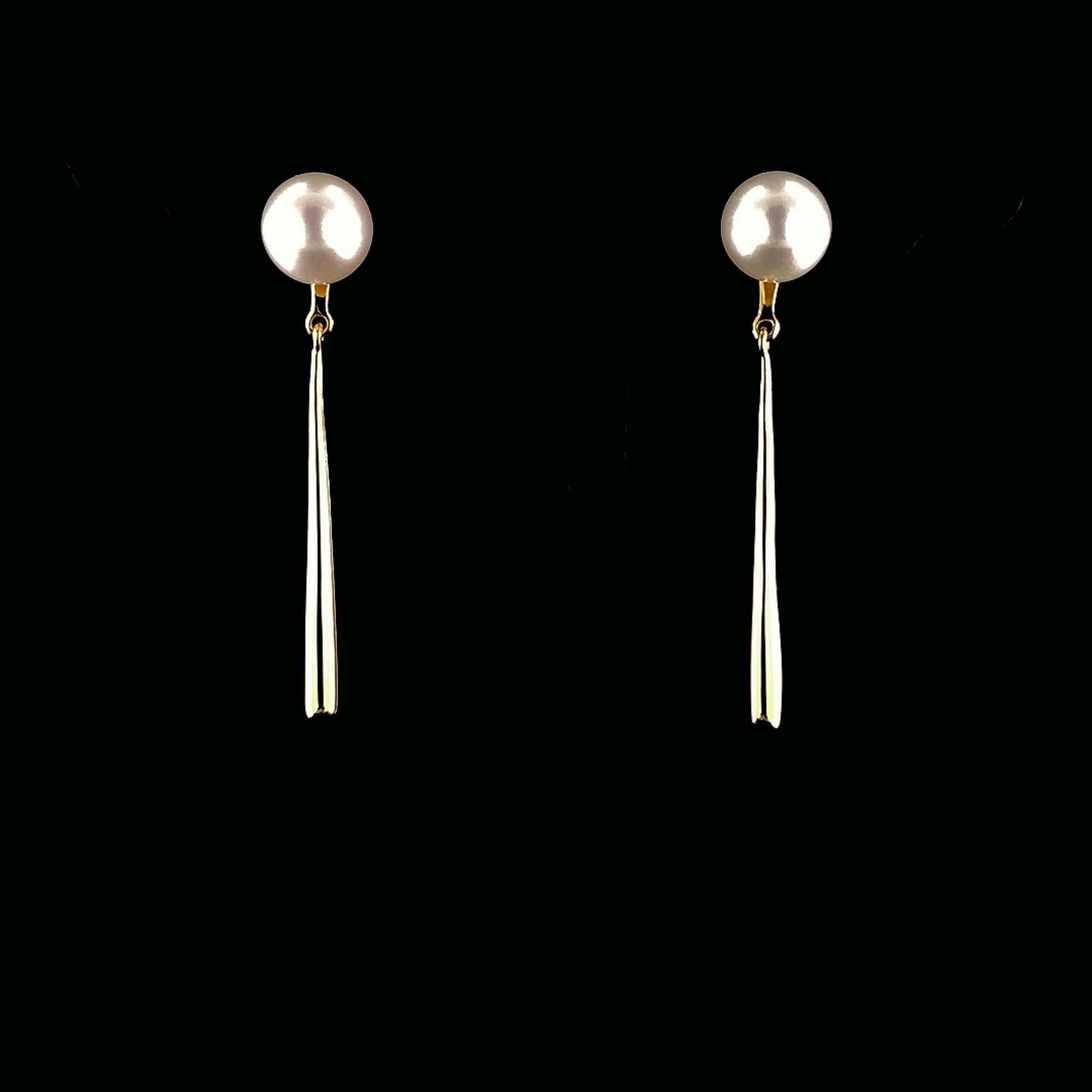 Rehaussez votre style avec nos exquises boucles d'oreilles en eau douce, méticuleusement fabriquées en argent sterling étincelant avec une finition dorée radieuse. Ces boucles d'oreilles sont conçues pour ajouter une touche de sophistication à votre