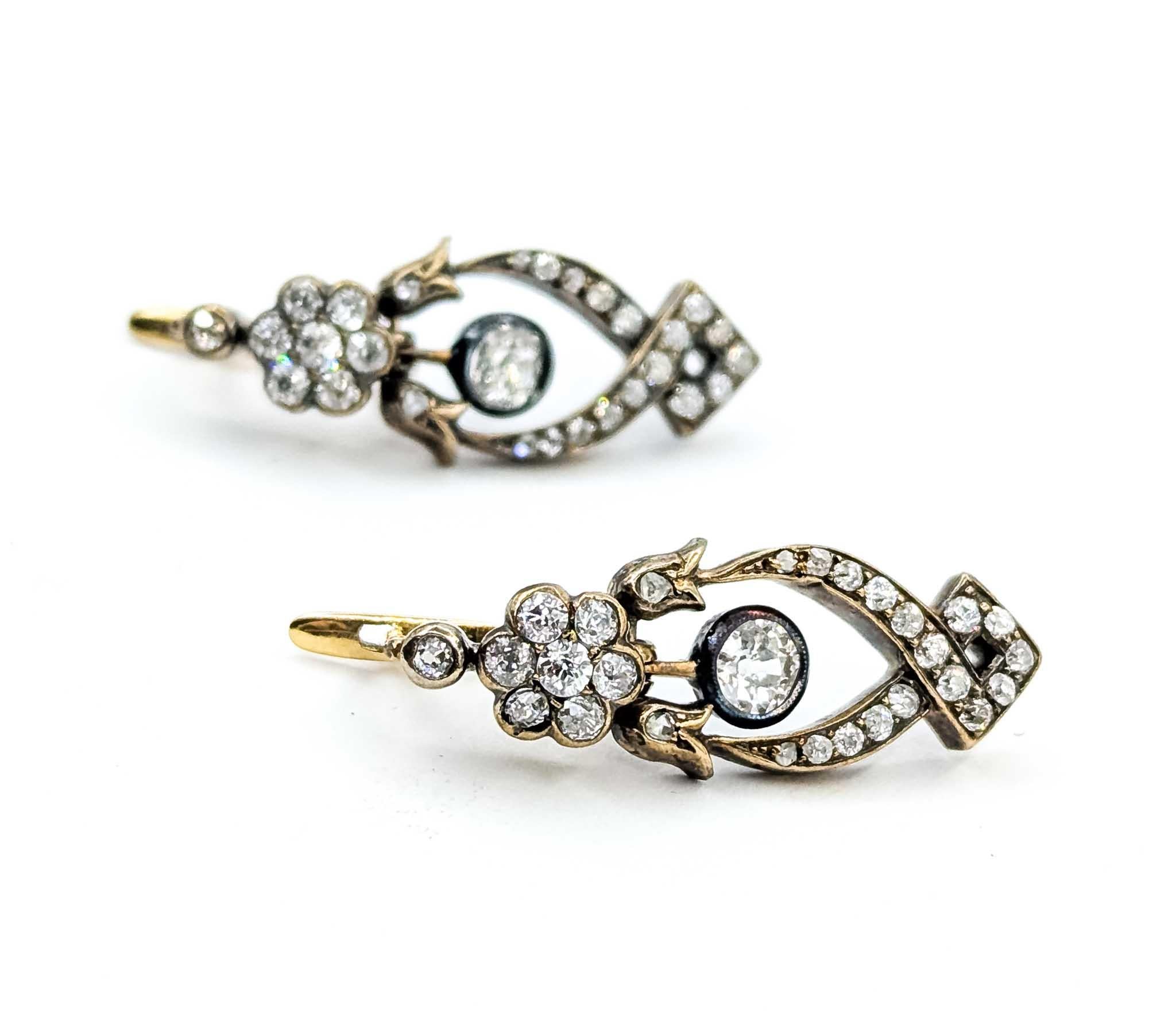 Boucles d'oreilles en or jaune 18k avec diamants éblouissants

Ces boucles d'oreilles exquises en or jaune 18 carats sont ornées d'une paire de diamants captivants. Conçues dans un style victorien classique à levier, ces boucles d'oreilles affichent