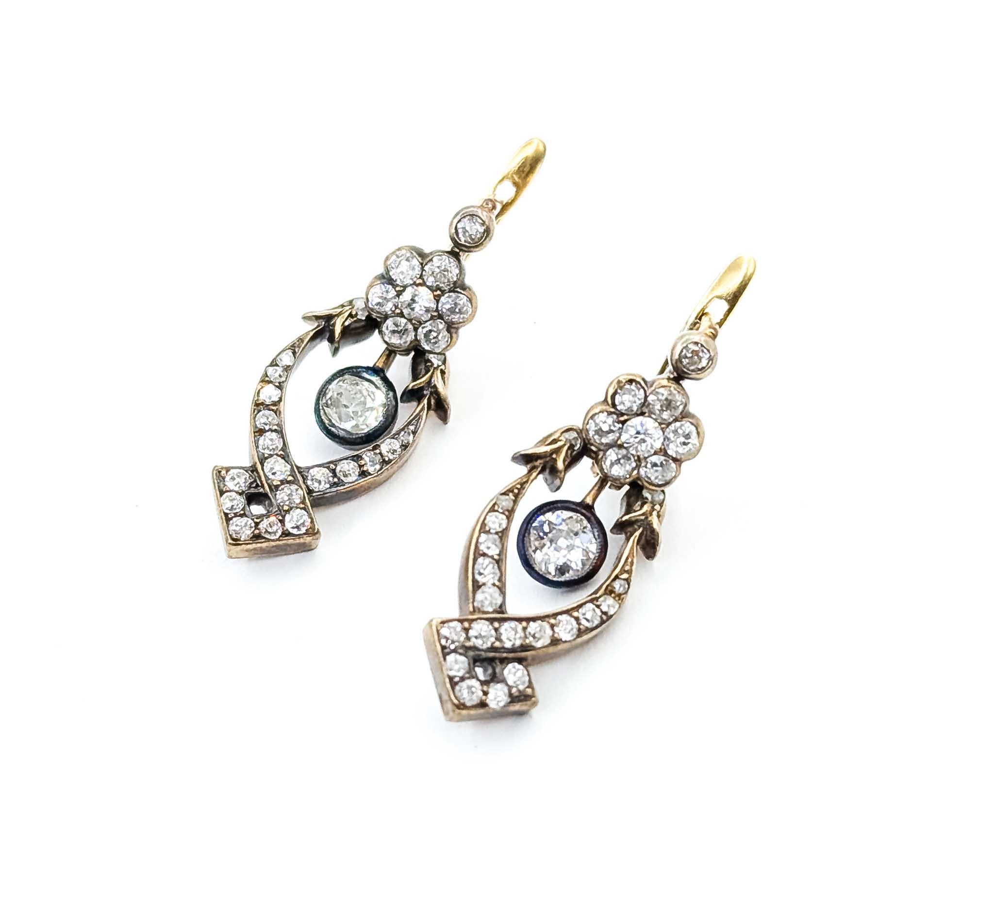 Contemporain Boucles d'oreilles en or jaune 18k avec diamants éblouissants en vente