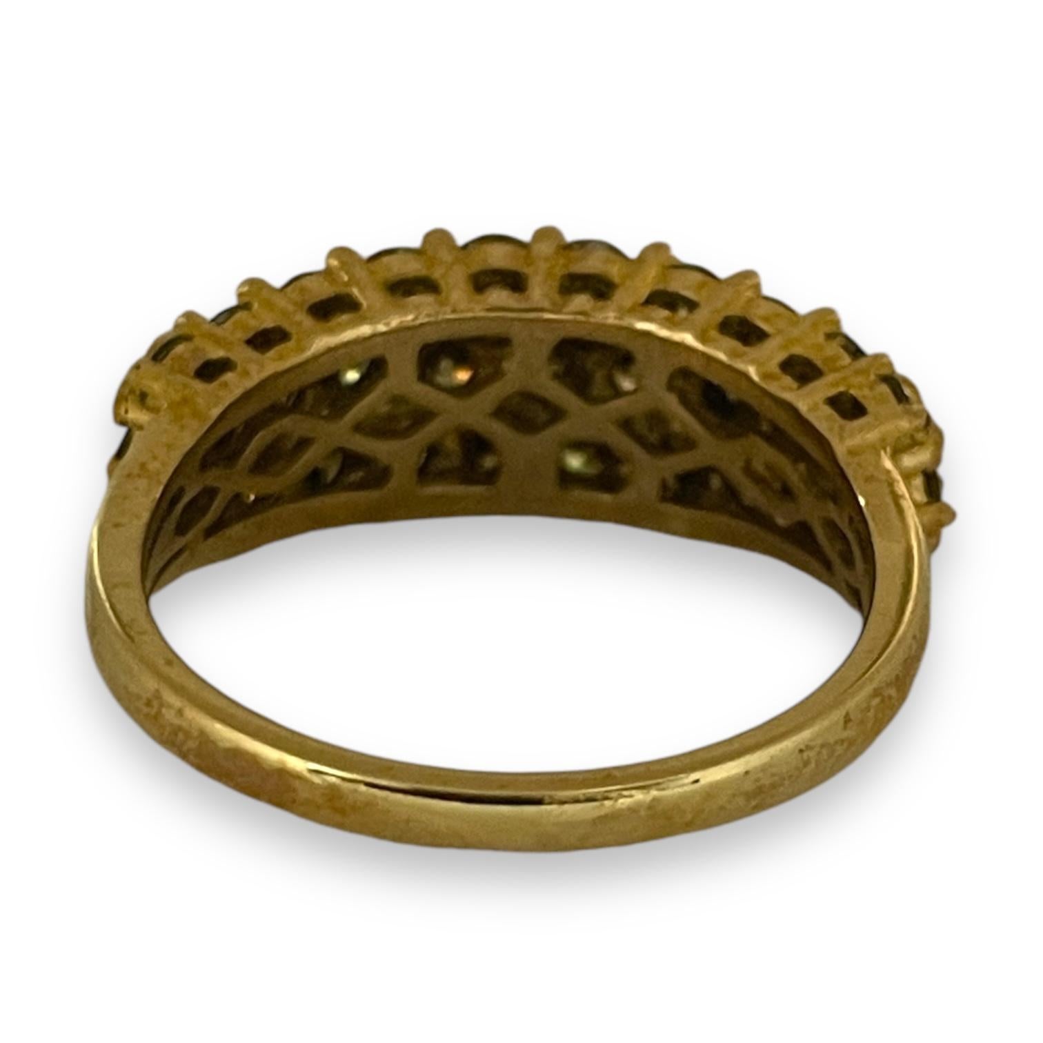 Laissez-vous séduire par la beauté captivante de cette bague à grappes de diamants, sertie en or jaune 10k. La bague présente un étonnant éventail de diamants étincelants qui forment une grappe luxueuse, dégageant une brillance inégalée. Avec son