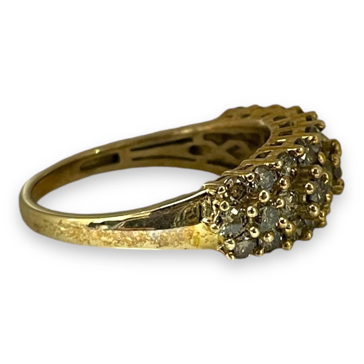 Moderne Bague grappe éblouissante en or jaune massif taille 6 en vente