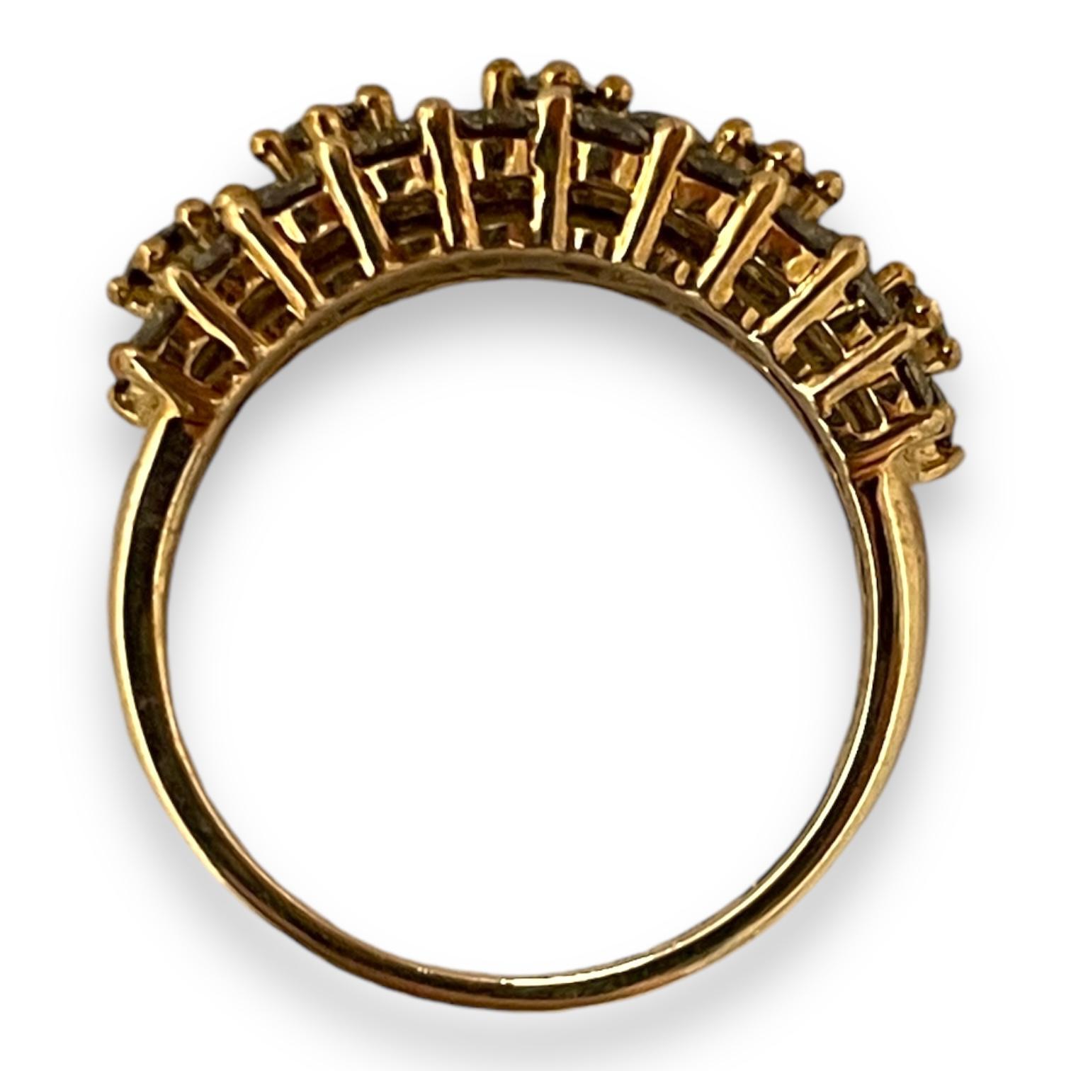 Taille ronde Bague grappe éblouissante en or jaune massif taille 6 en vente