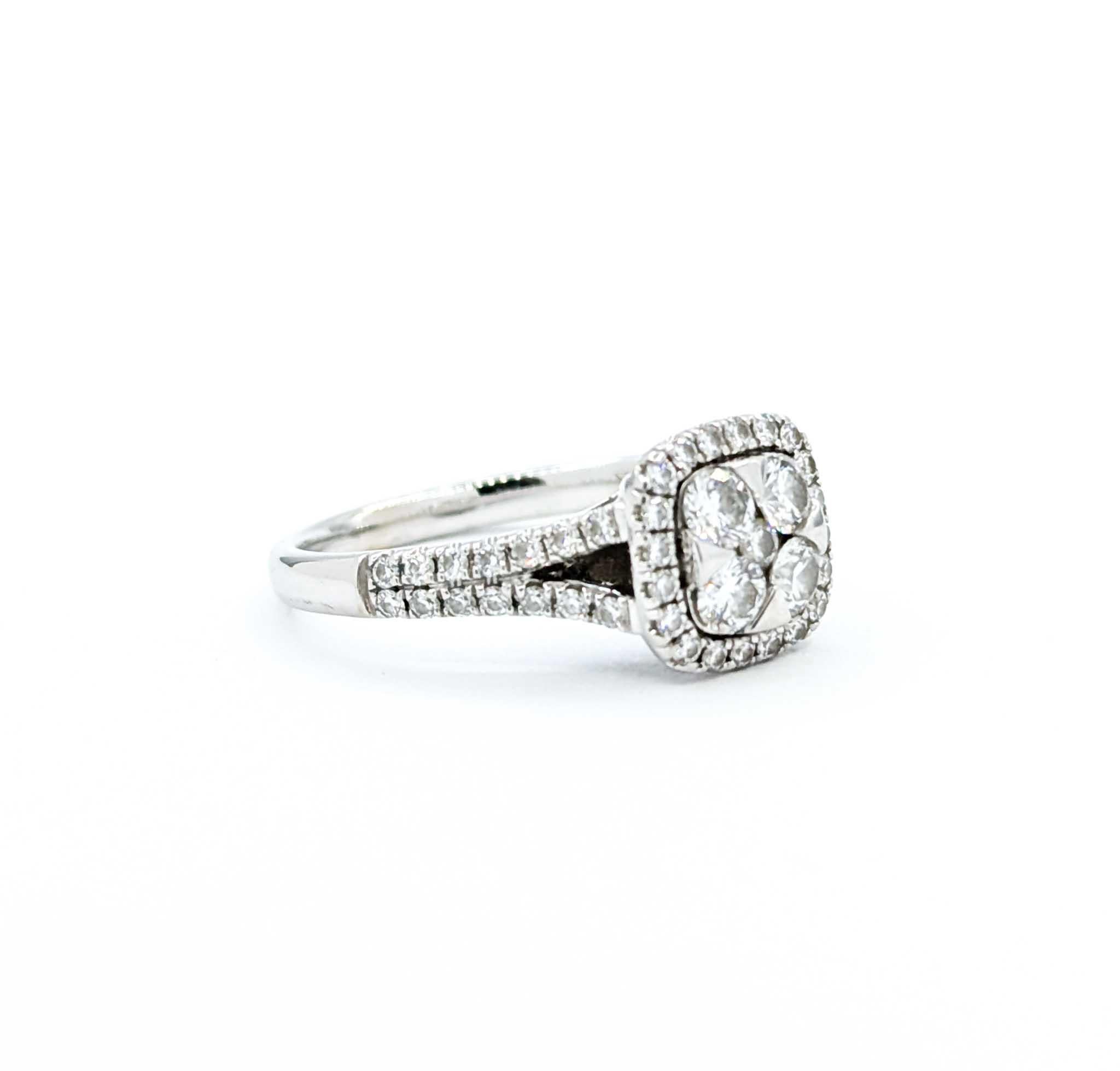 Dieser schillernde Ring ist aus 14 Karat Weißgold gefertigt und mit ca. 0,80 Karat Gesamtgewicht an funkelnden runden Brillanten besetzt. Das Herzstück misst 9,5 x 9,5 mm und besteht aus vier herausragenden Diamanten, die in einem kissenförmigen