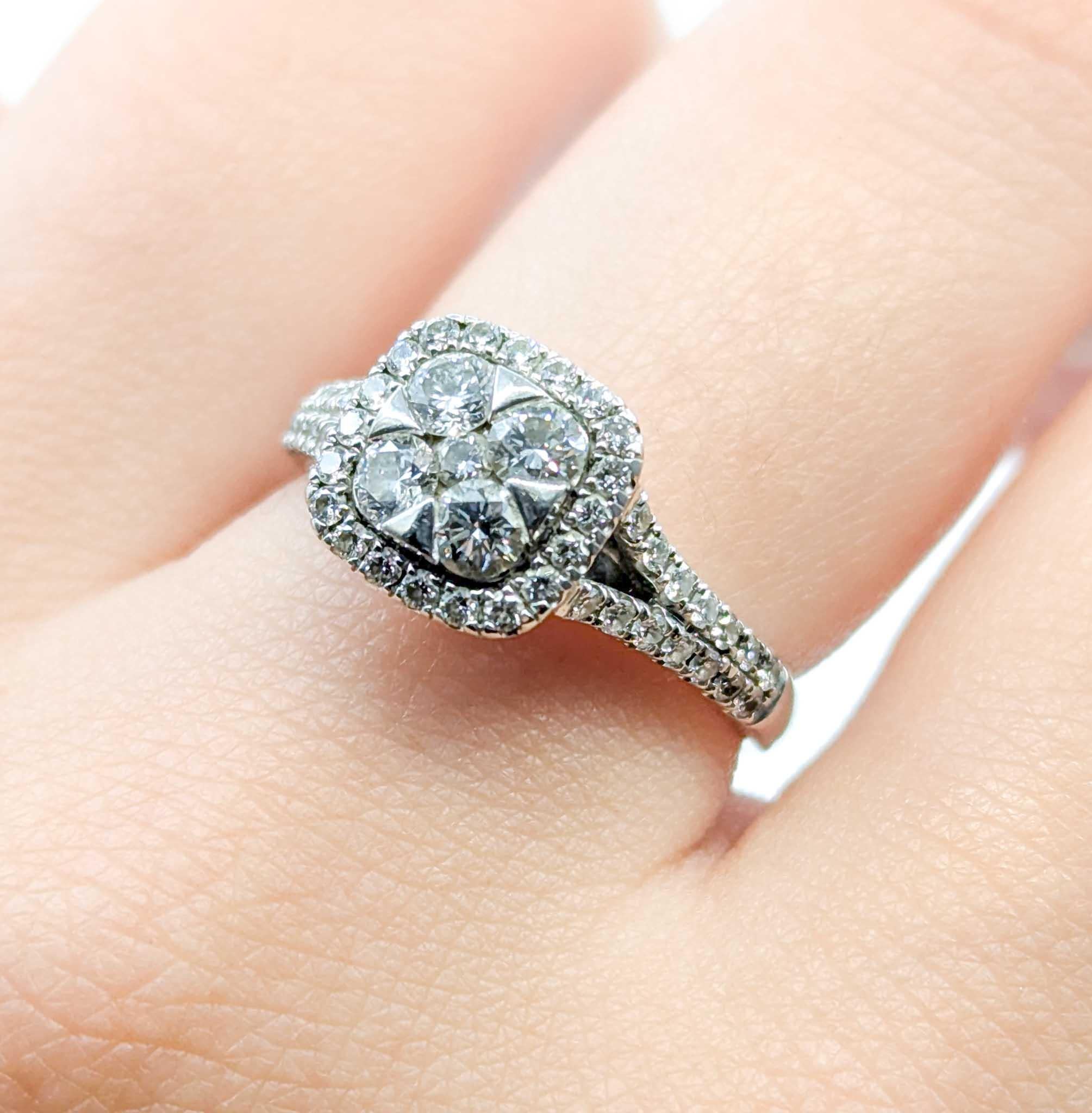 Schillernder Diamant-Cluster-Ring aus 14k Weißgold im Zustand „Hervorragend“ im Angebot in Bloomington, MN