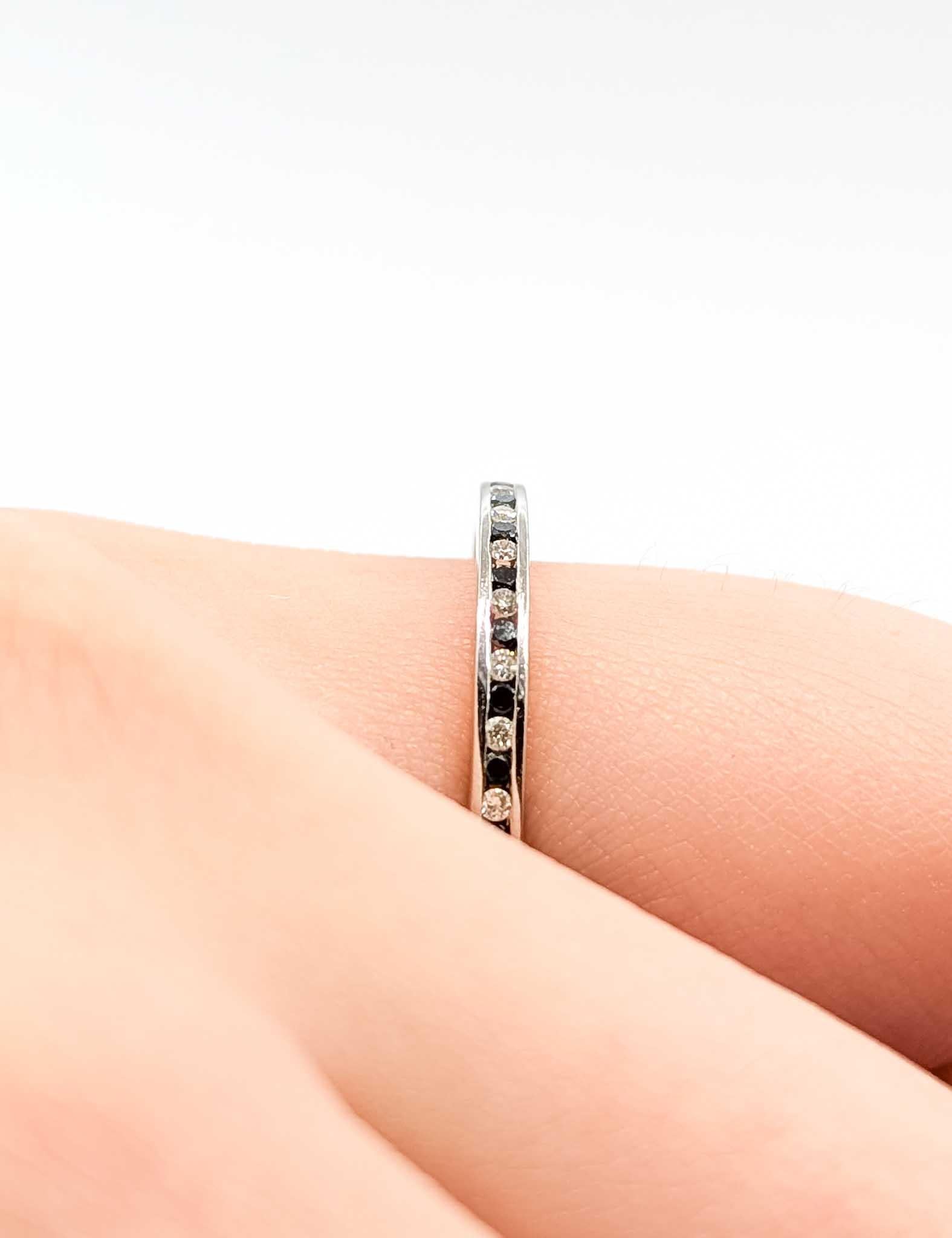 Bague d'éternité en or blanc 14k avec diamant

Cette bague en or blanc 14k est ornée d'un diamant serti en canal et d'un motif d'éternité. Les diamants ronds totalisent 0,40ctw, Black & White avec une clarté SI.

La bague est actuellement de taille