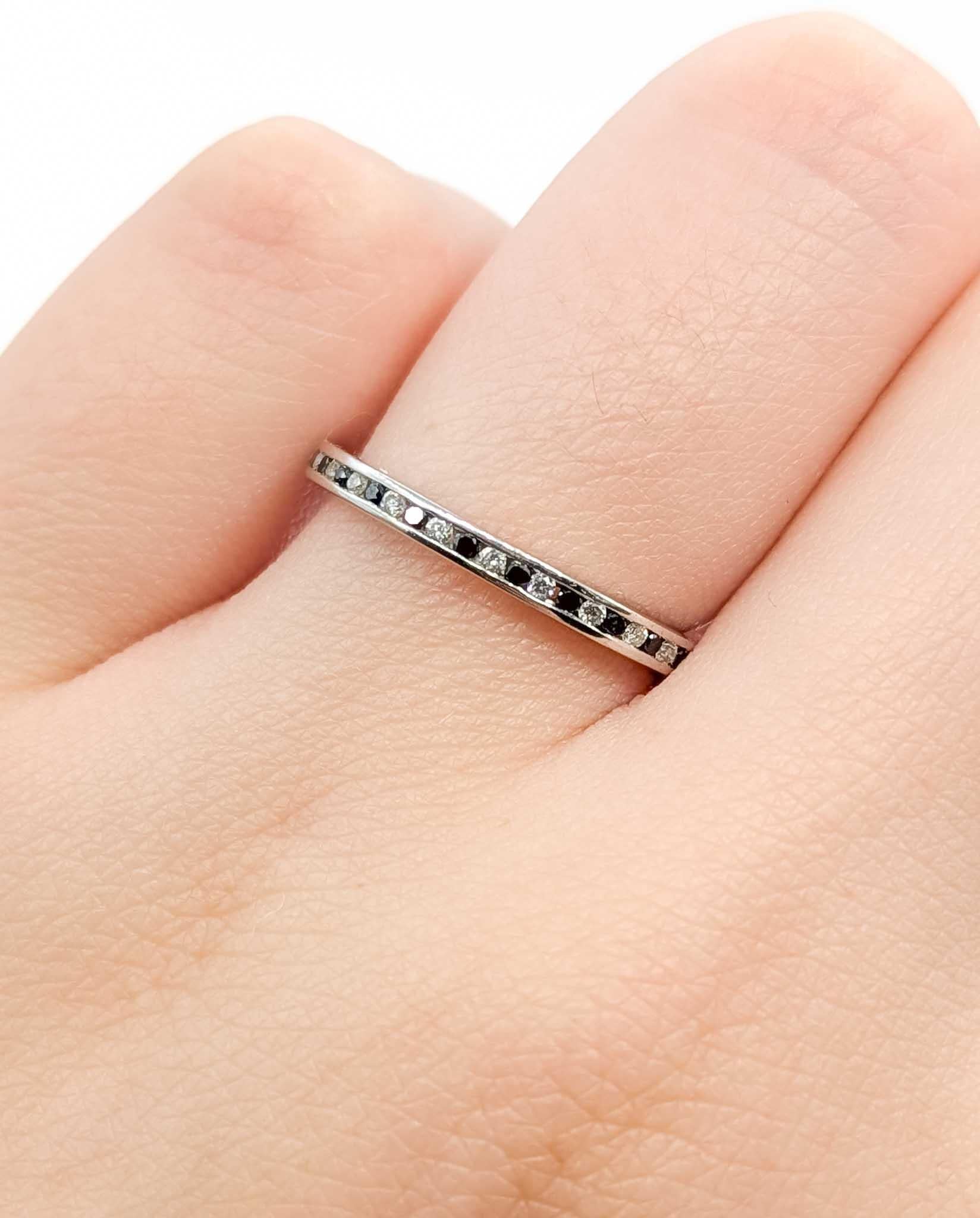 Contemporain Bague d'éternité en or blanc 14k avec diamant éblouissant en vente