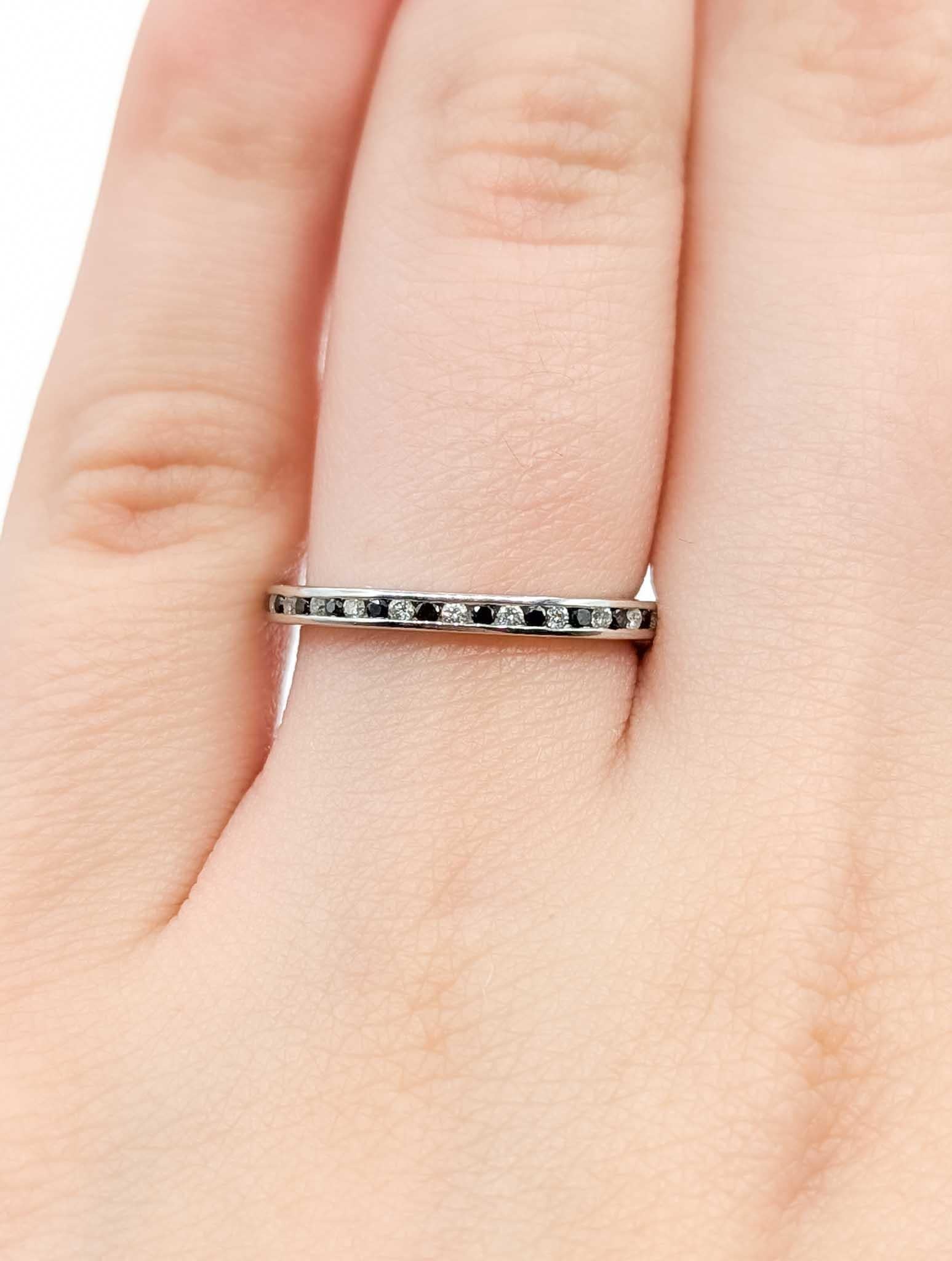 Taille ronde Bague d'éternité en or blanc 14k avec diamant éblouissant en vente