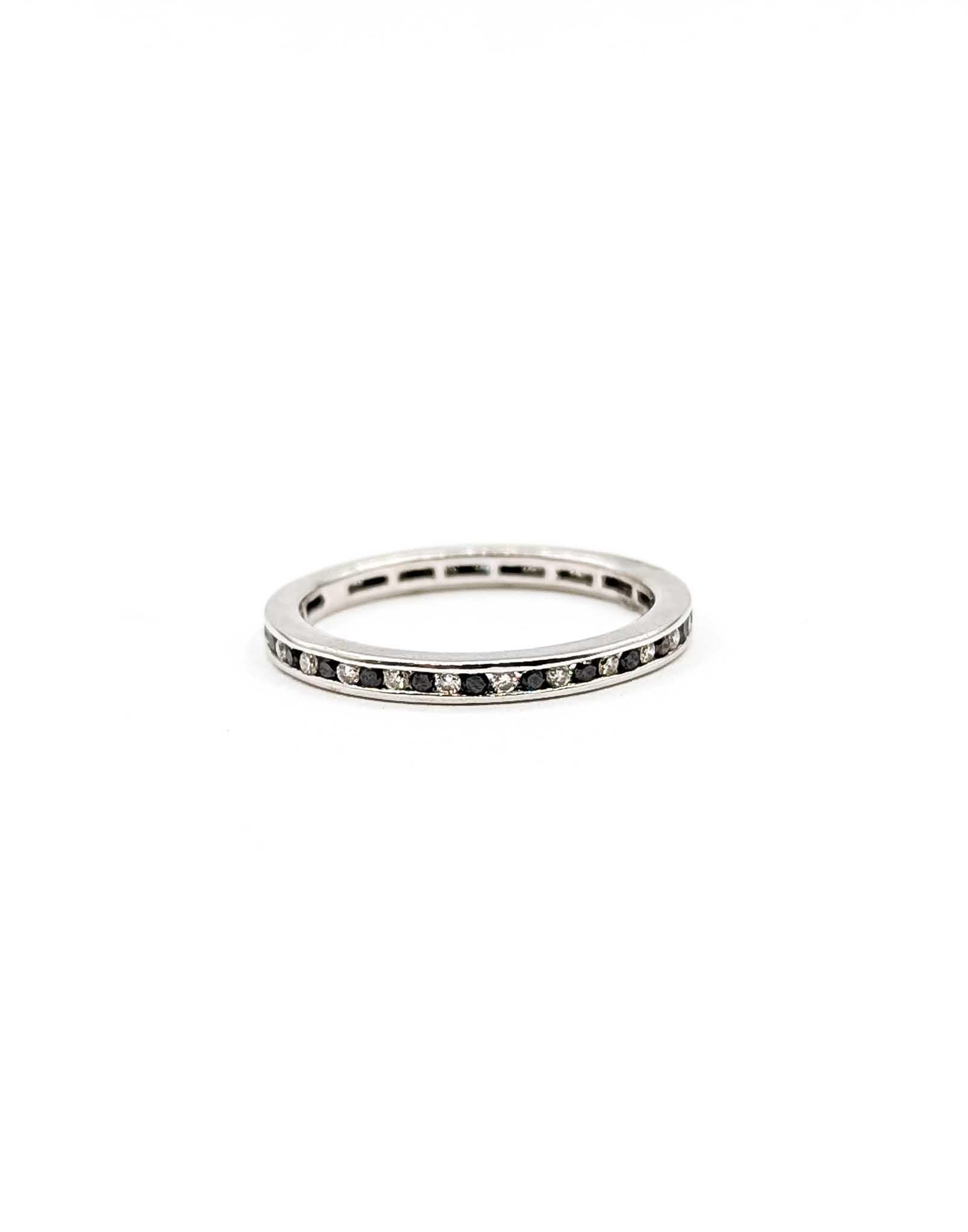 Bague d'éternité en or blanc 14k avec diamant éblouissant Excellent état - En vente à Bloomington, MN