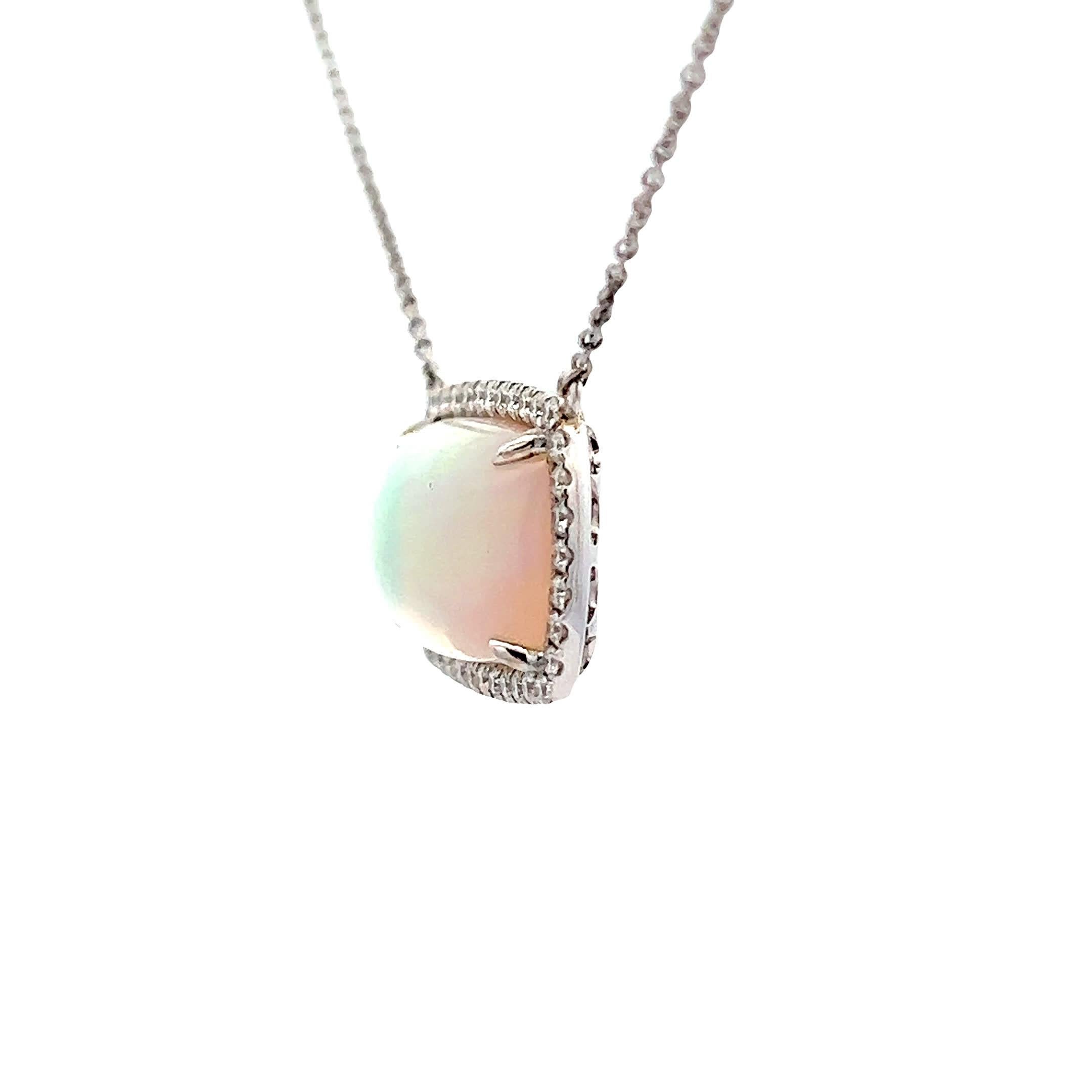 Ti presentiamo il nostro raffinato Ciondolo con Oplite e Diamanti su Catena, dove l'eleganza incontra la raffinatezza. Realizzato con la massima precisione, questo ciondolo mette in mostra la splendida combinazione di gemme di opalite e diamanti