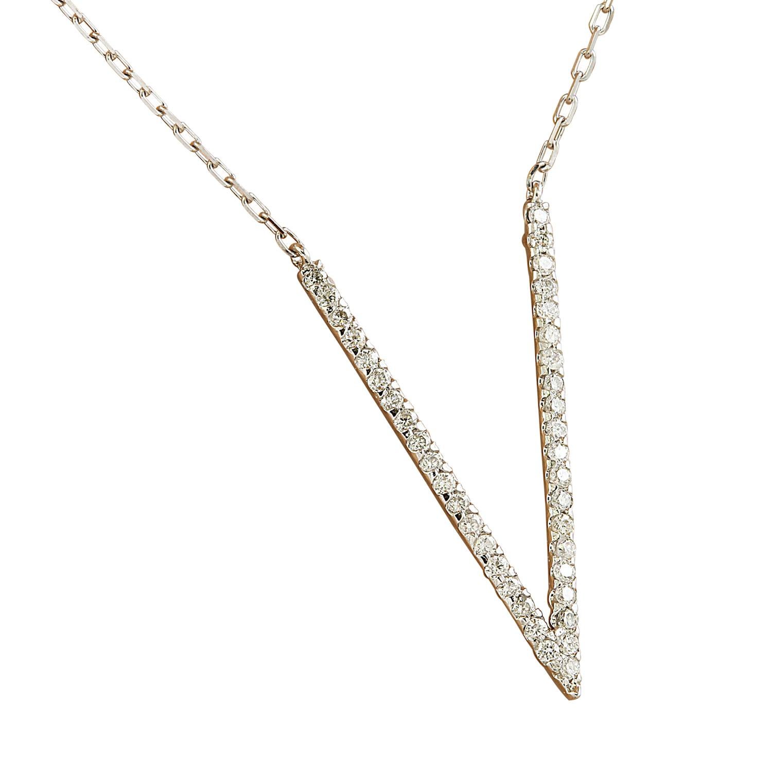 Voici notre exquis collier en forme de V en diamant naturel de 0,40 carat, réalisé en luxueux or blanc massif 14K. Estampillée pour l'authenticité, cette superbe pièce pèse 2 grammes et affiche une longueur de 15 pouces, parfaite pour une tenue
