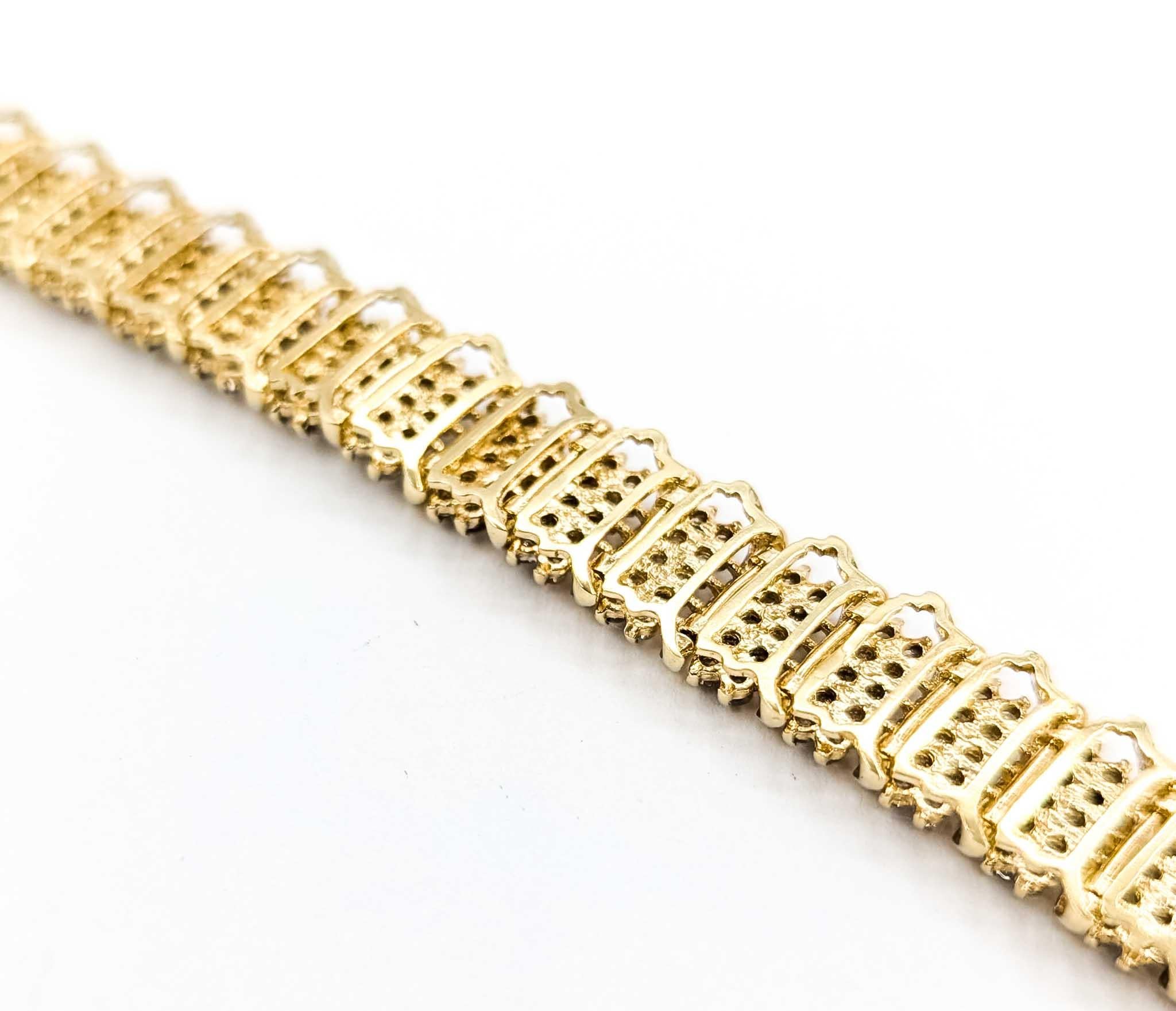 Bracelet en or jaune 10k à maillons ondulés et diamants éblouissants en vente 4
