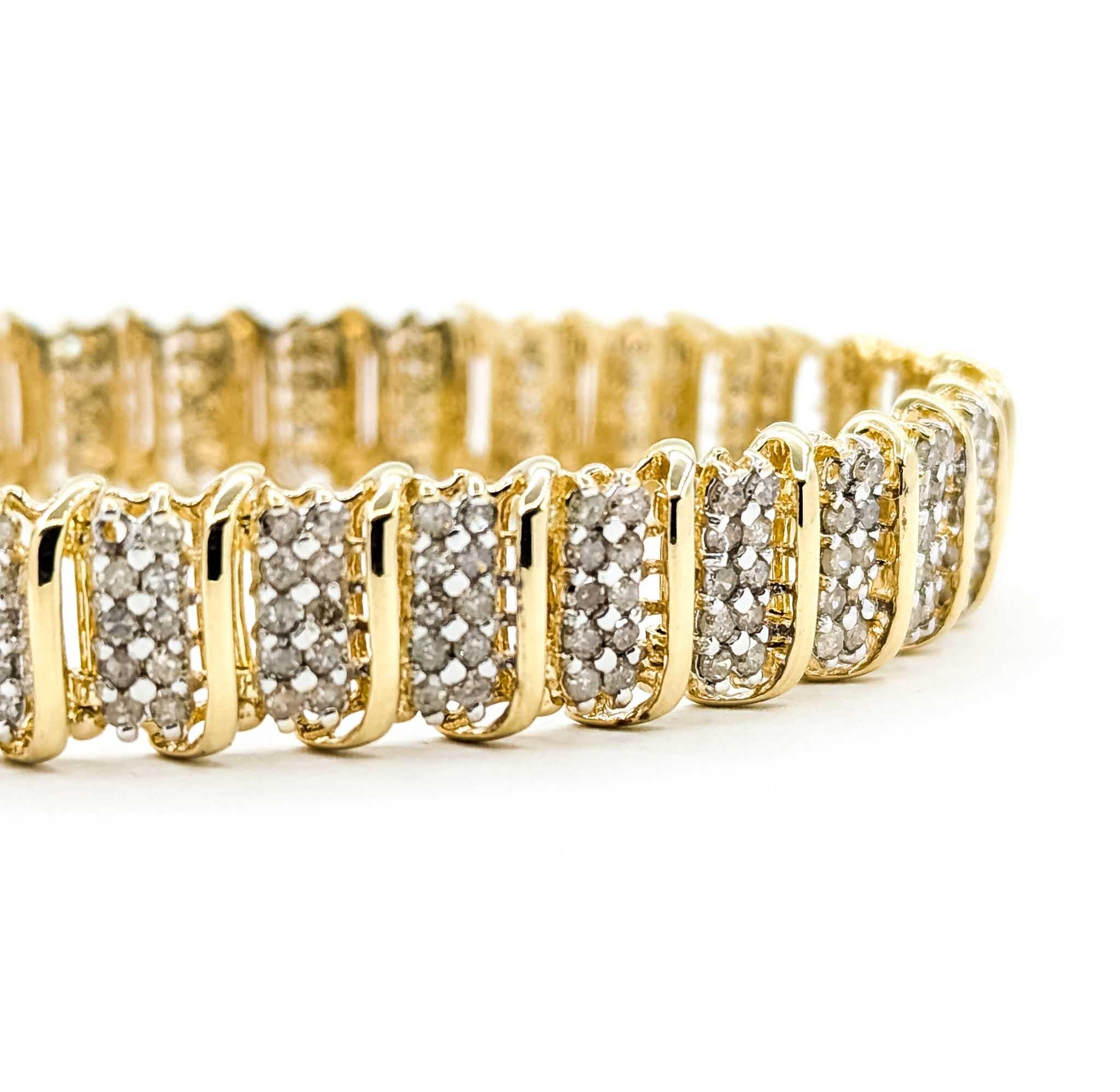 Ce bracelet impressionnant présente un poids total impressionnant de 5,00 carats de diamants ronds, sertis sur d'audacieux maillons ondulés de 10 mm. Fabriqué en or jaune 10k, le bracelet mesure 7 pouces et pèse 19,45 grammes, ce qui lui confère un