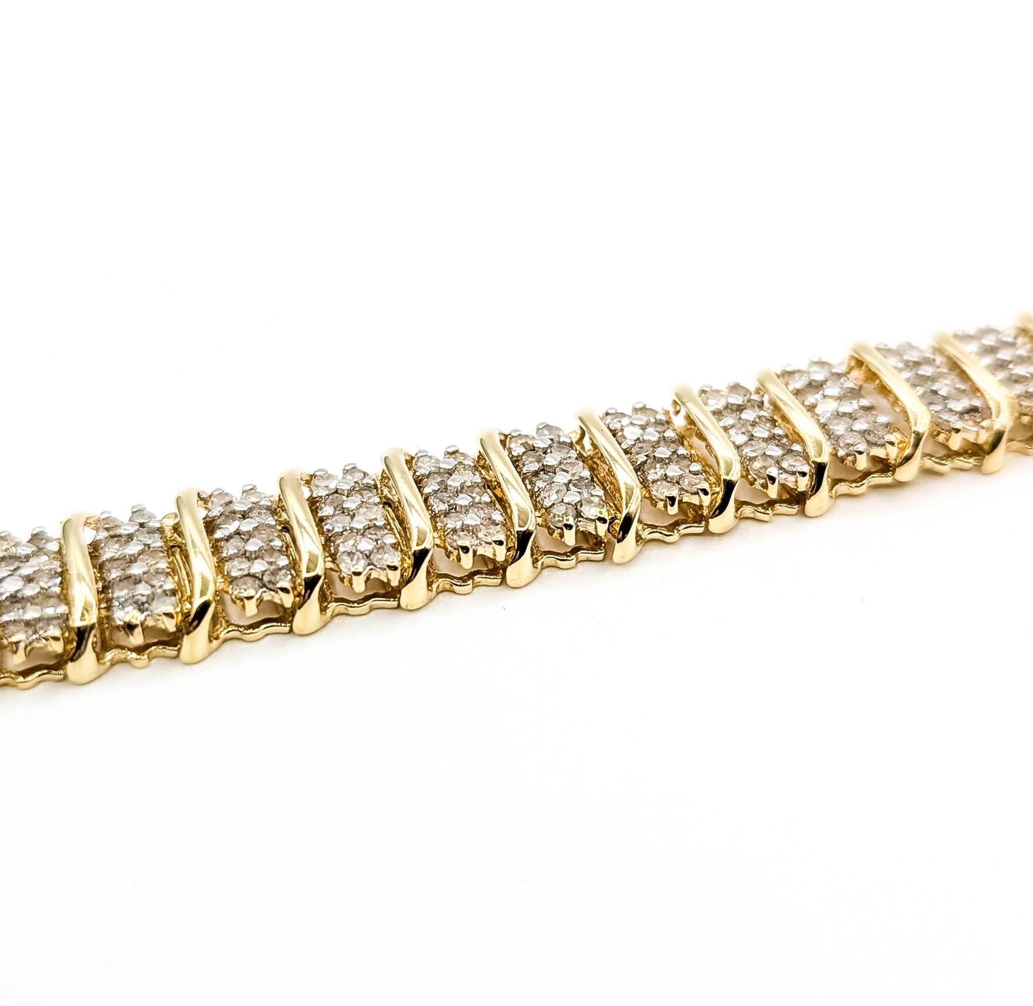 Contemporain Bracelet en or jaune 10k à maillons ondulés et diamants éblouissants en vente