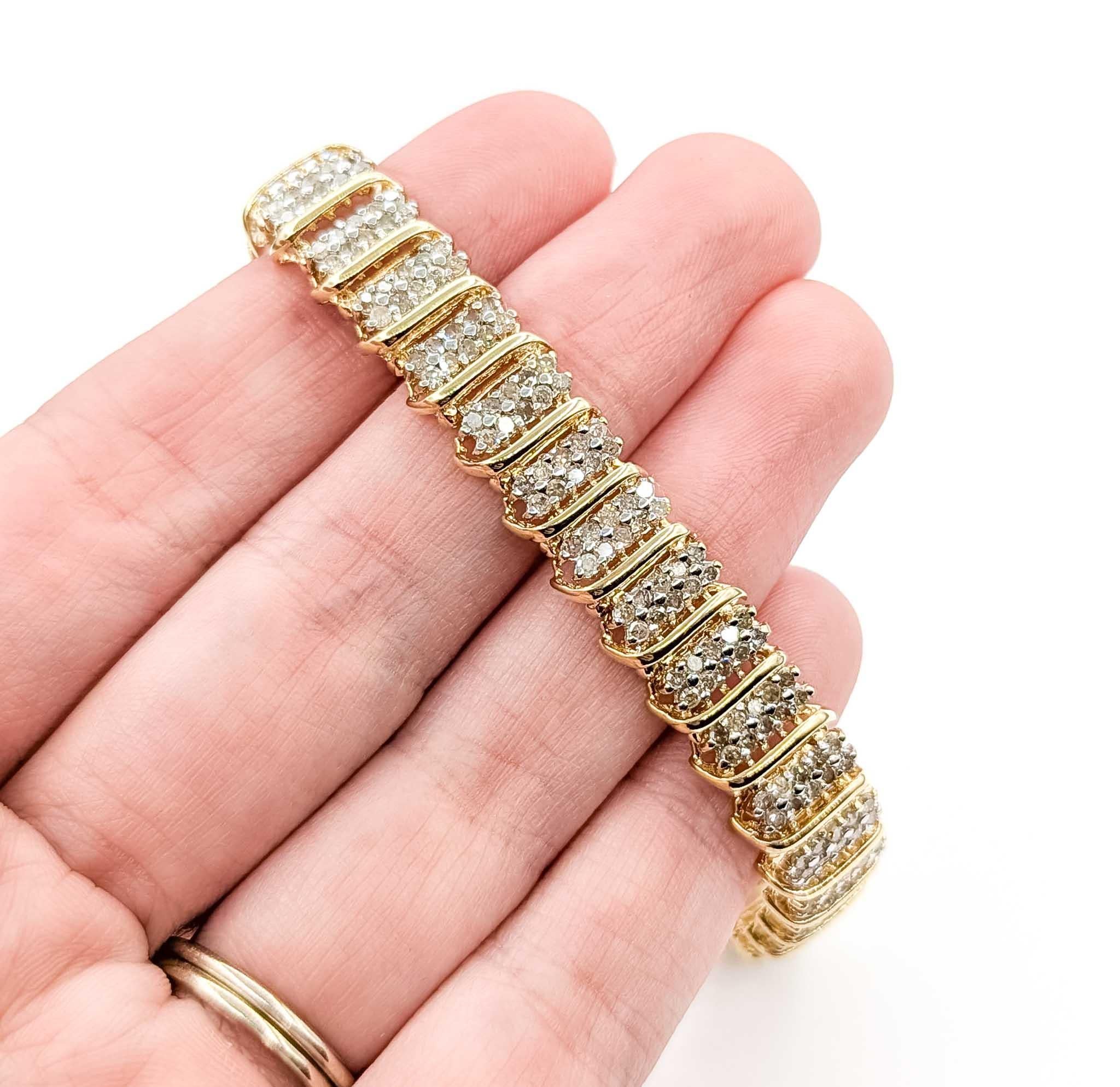 Taille ronde Bracelet en or jaune 10k à maillons ondulés et diamants éblouissants en vente