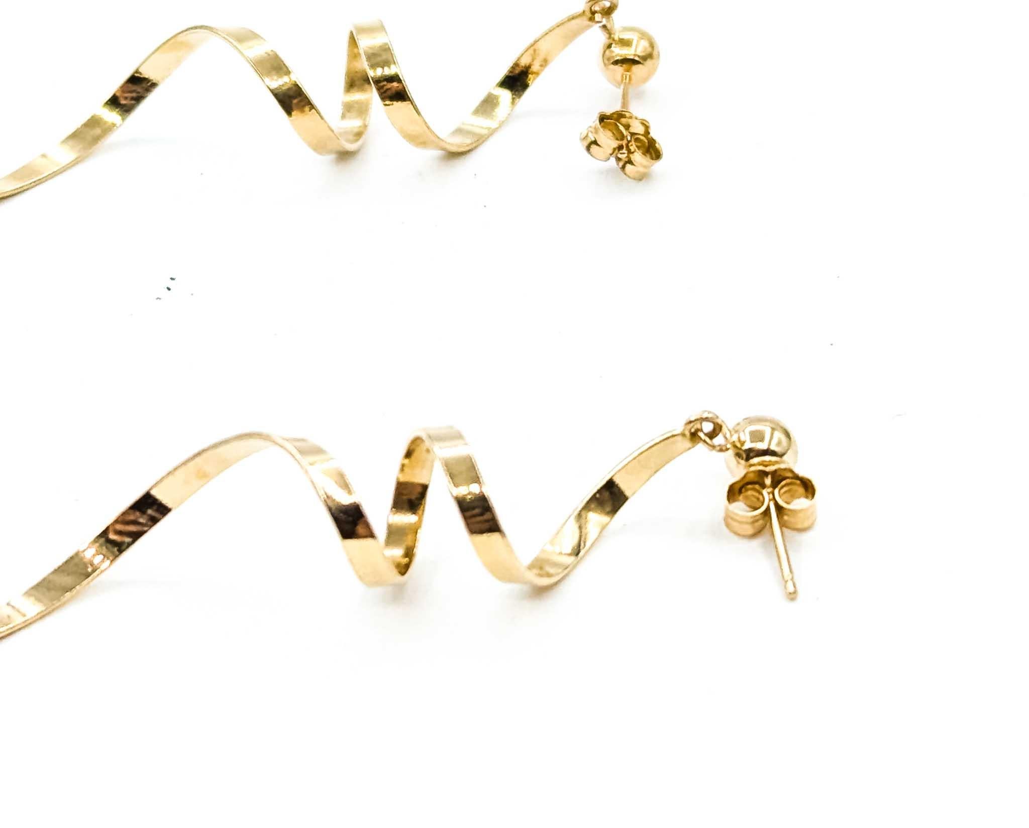 Contemporain Boucles d'oreilles éblouissantes Tourbillons or jaune 14k en vente
