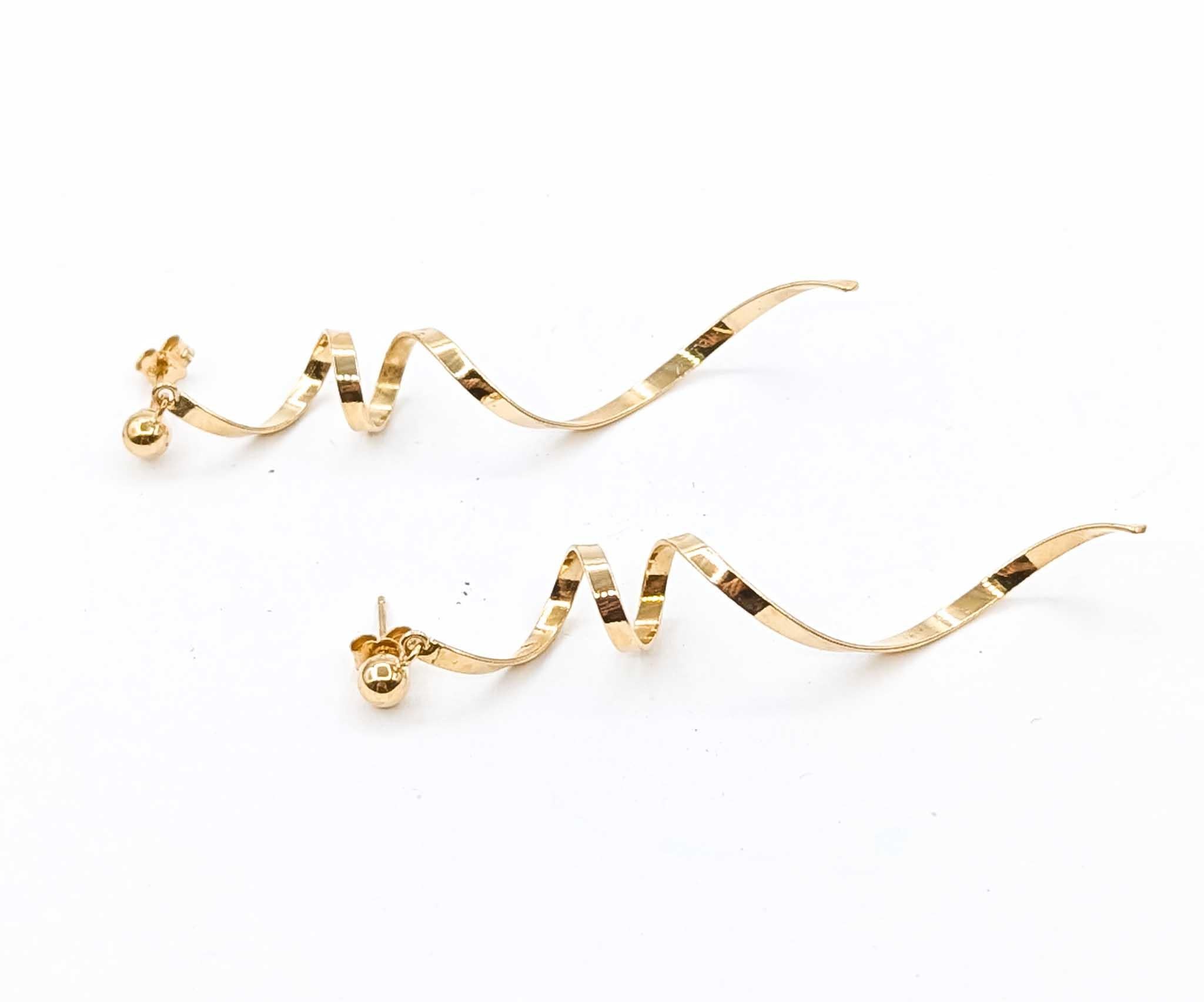Boucles d'oreilles éblouissantes Tourbillons or jaune 14k en vente 1