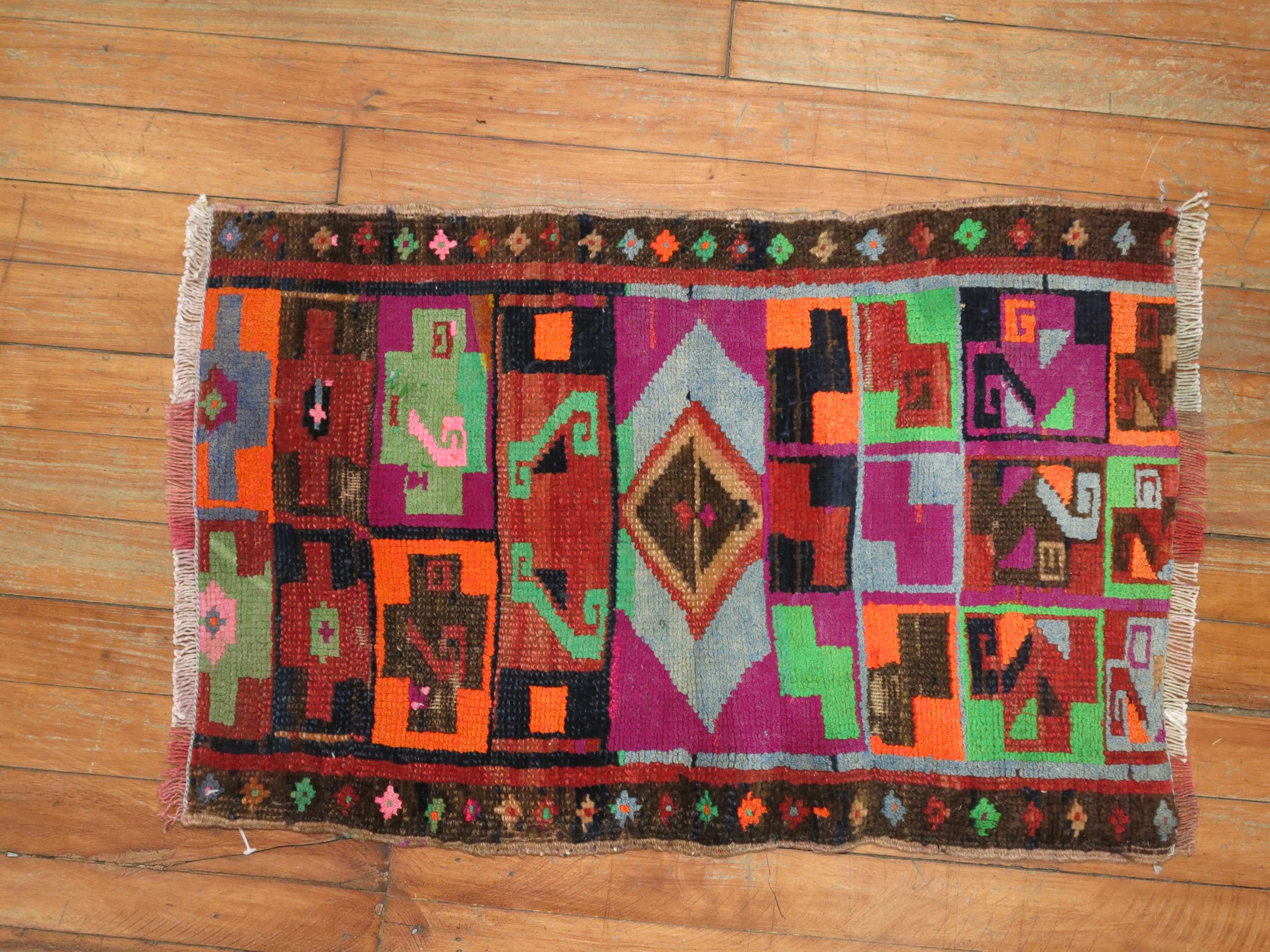 Estera turca vintage única del siglo XX. ¡Sólo tienes que mirar los colores ! Alfombra divertida

Medidas: 1'5'' x 2'2''.