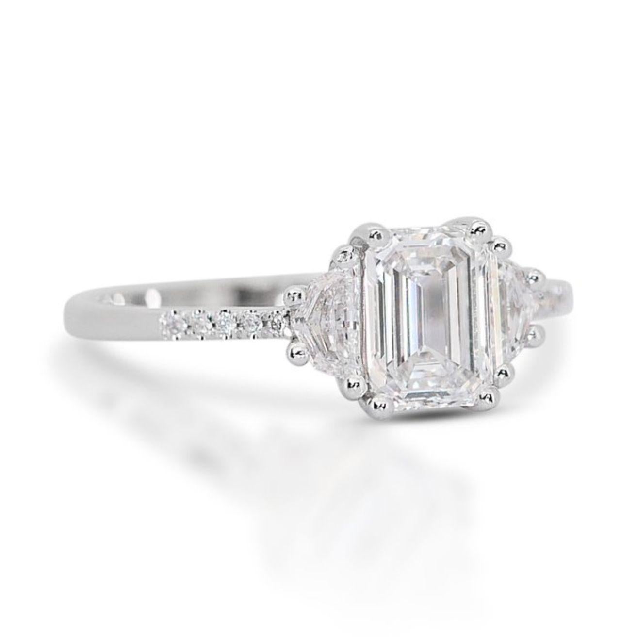 Schillernde Eleganz: 1 Karat Smaragd-Diamantring mit exquisiten Akzenten
Dieser faszinierende Ring mit einem fesselnden 1-Karat-Diamanten im Smaragdschliff bildet das Herzstück dieses unvergleichlichen Rings. Mit einer außergewöhnlichen D-Farbe, dem