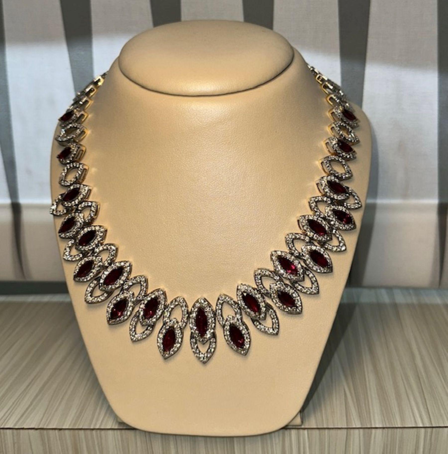 Umwerfende Eleganz in 31,16ct No heat Ruby & 13,04 ct Diamond Set Halskette und Ohrringe 
Wir präsentieren ein atemberaubendes Set aus Halskette und Ohrringen, das zeitlose Raffinesse ausstrahlt. Dieses atemberaubende Ensemble besteht aus
