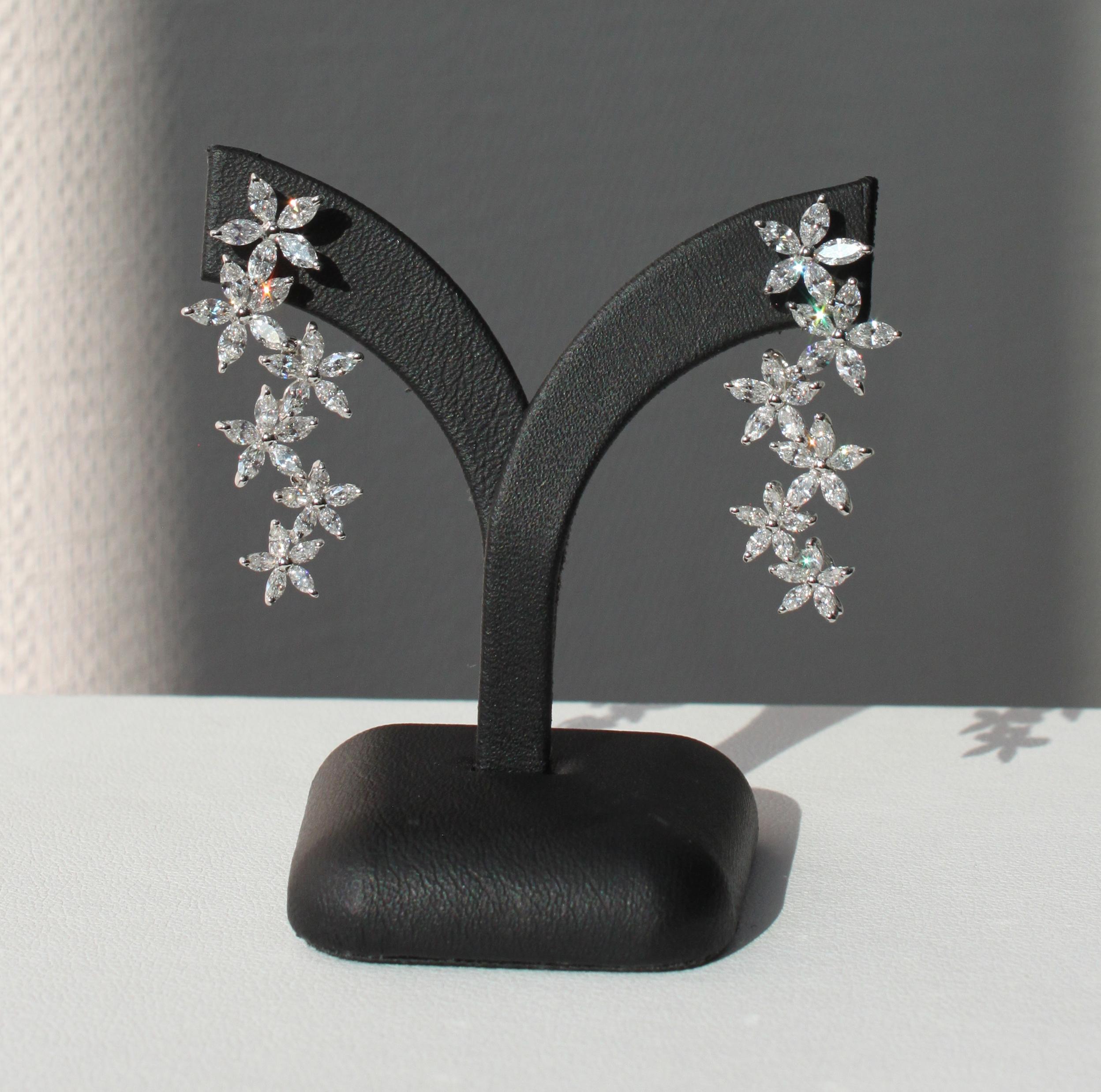 Moderne Boucles d'oreilles éblouissantes fleuries avec diamants marquises VS-SI en or 18 carats en vente