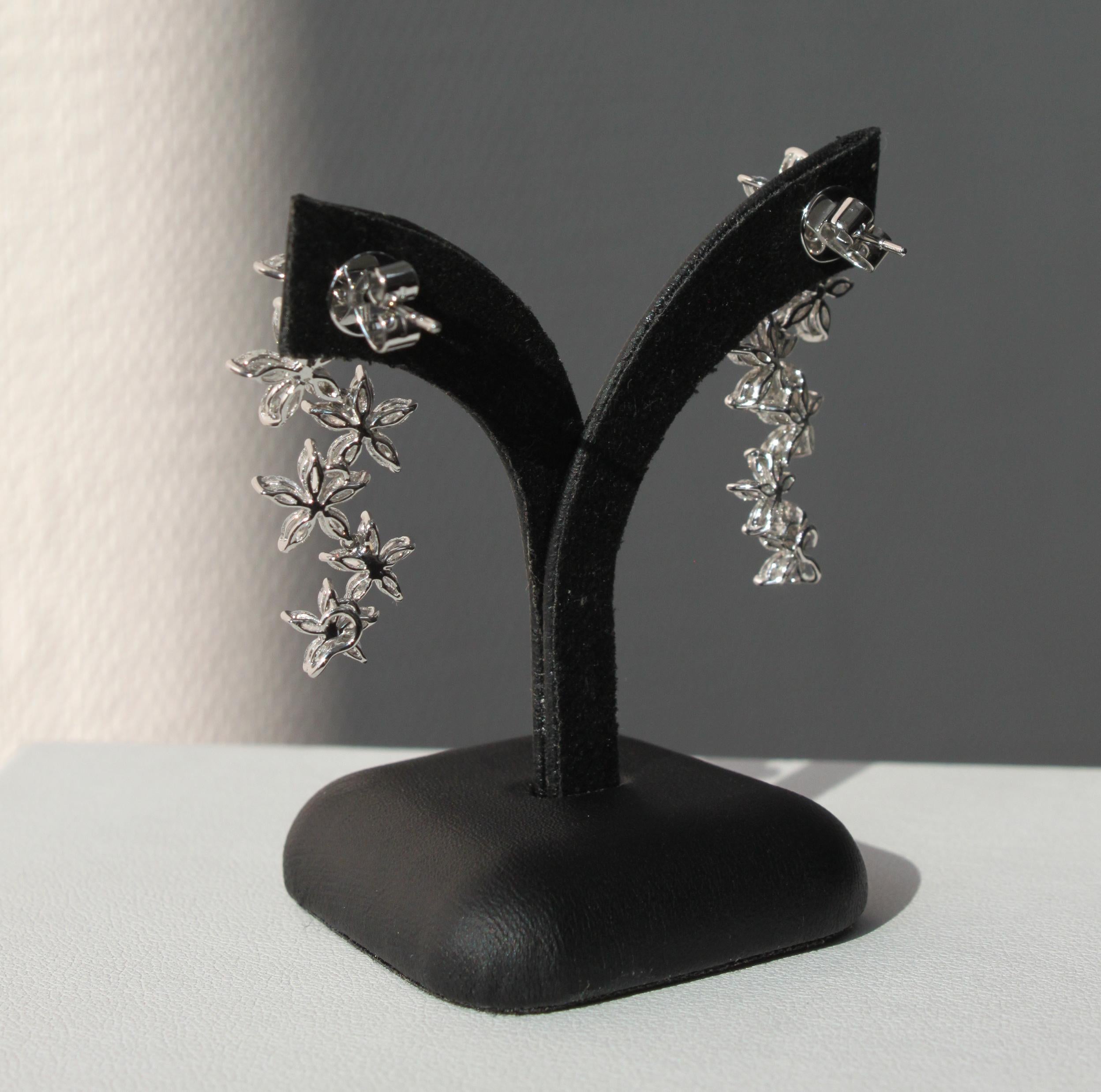 Boucles d'oreilles éblouissantes fleuries avec diamants marquises VS-SI en or 18 carats Neuf - En vente à Bangkok, TH