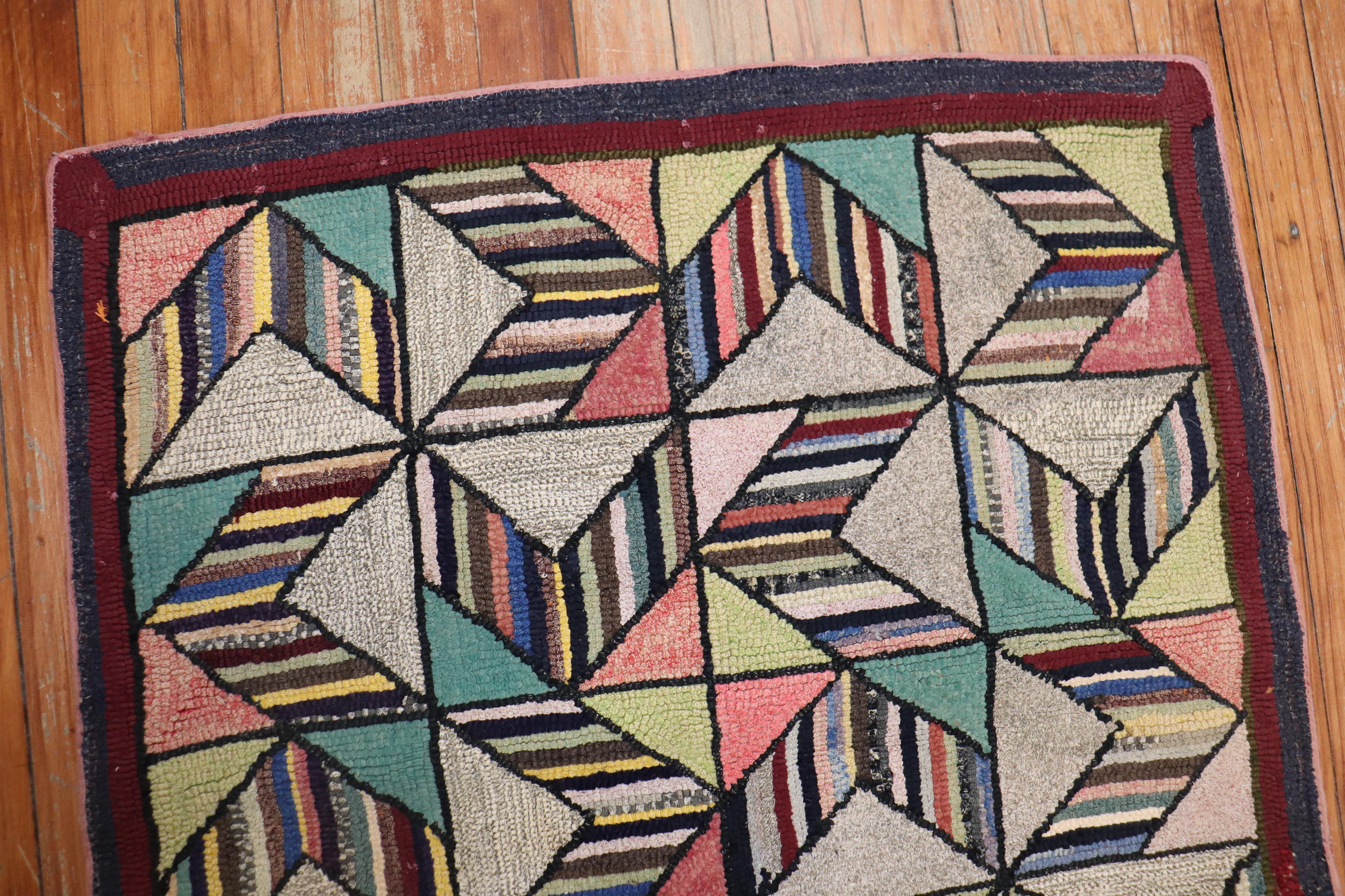 Ein handgefertigter, dekorativer amerikanischer Hakenteppich aus der Mitte des 20. Jahrhunderts mit einem schwindelerregenden geometrischen Muster

Maße: 2'4