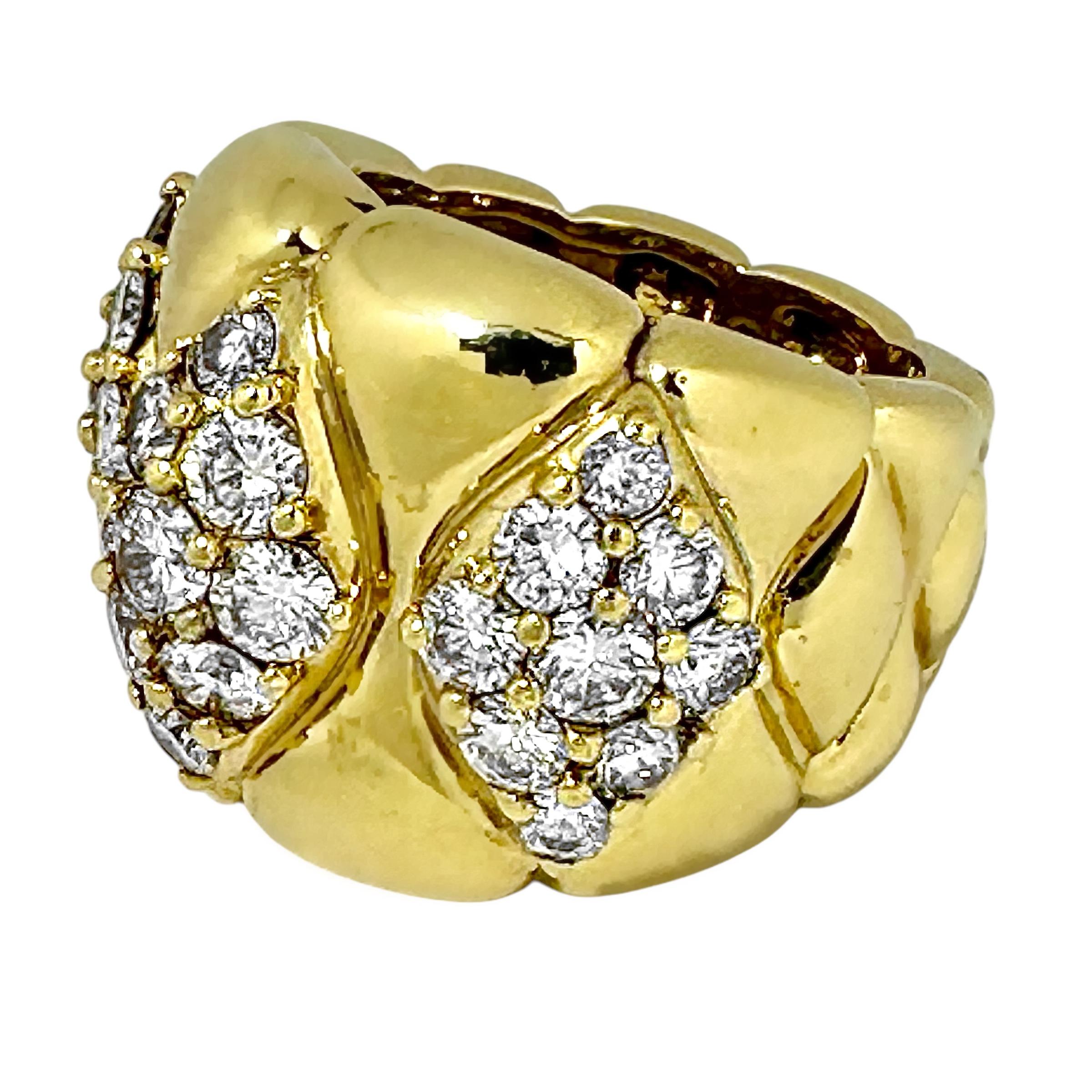 Imaginée et créée par le célèbre créateur de bijoux Jose HESS à la fin du XXe siècle. Cette bague de cocktail audacieuse et scintillante présente trois panneaux de forme trapézoïdale. Chacune est sertie de neuf diamants ronds modernes de taille