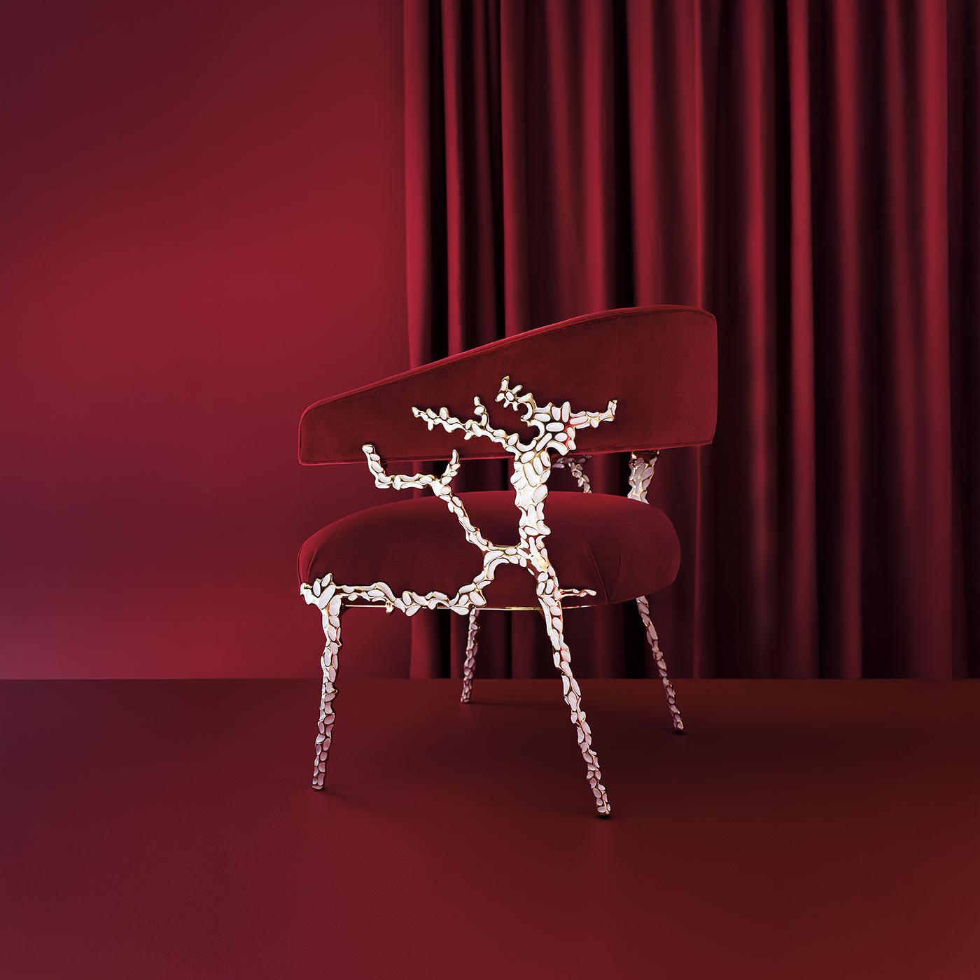 Inspiriert von der organischen Eleganz der Natur, erinnert der skulpturale Rahmen an die fließenden Formen von Zweigen oder Korallen, die nach dem Licht greifen. Der aus massivem Messing gefertigte und in glänzendem Gold Brush mit auffälligen weißen