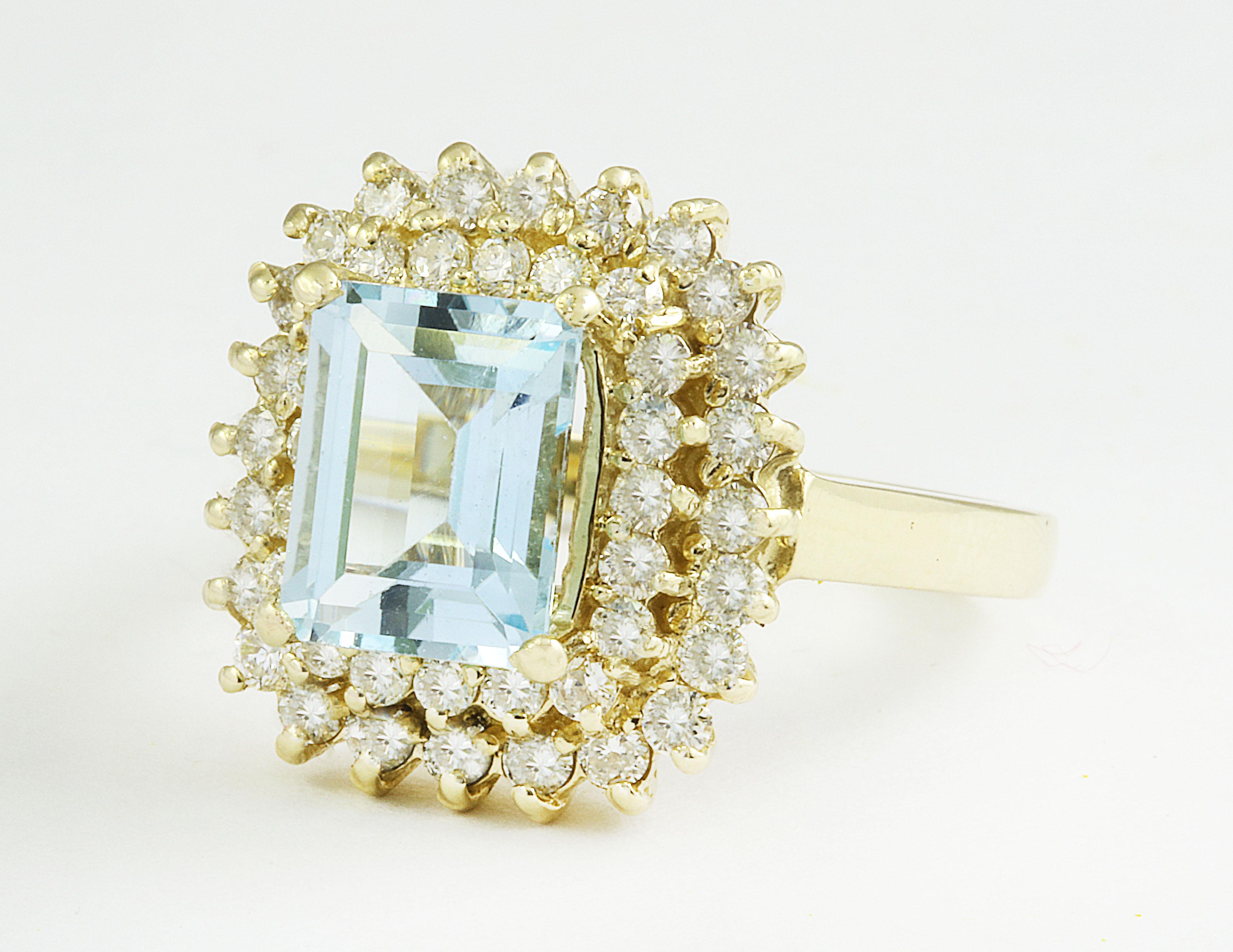 Erhöhen Sie Ihre Eleganz mit unserem 2,95 Karat Aquamarin-Diamantring aus 14 Karat Gelbgold. Mit einem fesselnden 2,00-Karat-Aquamarin und 0,95-Karat-Diamanten ist dieser Ring ein Statement der Raffinesse. Mit einem Gesamtgewicht von 5,8 Gramm und