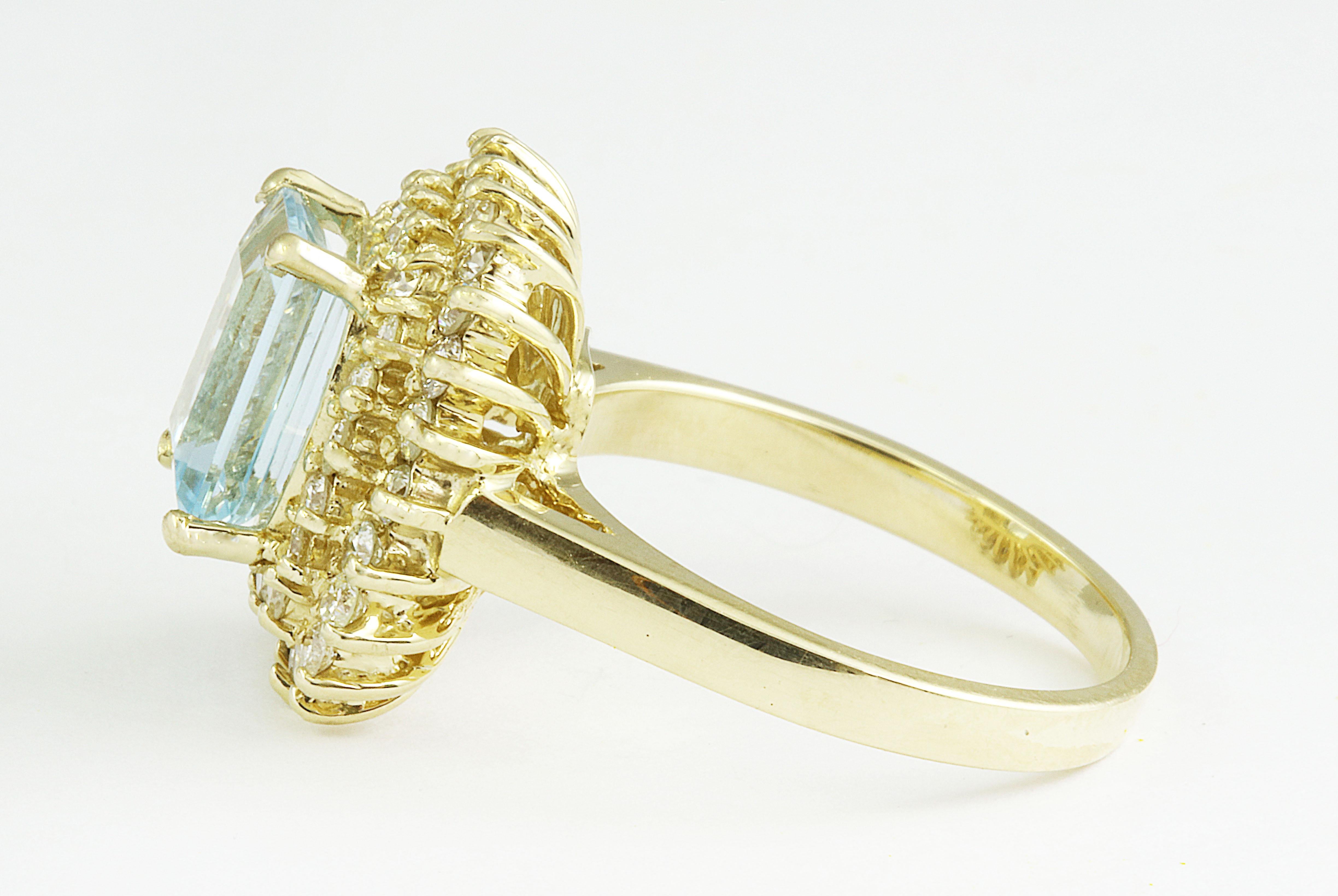 Schillernder natürlicher Aquamarin-Diamantring aus 14 Karat Gelbgold  (Moderne) im Angebot