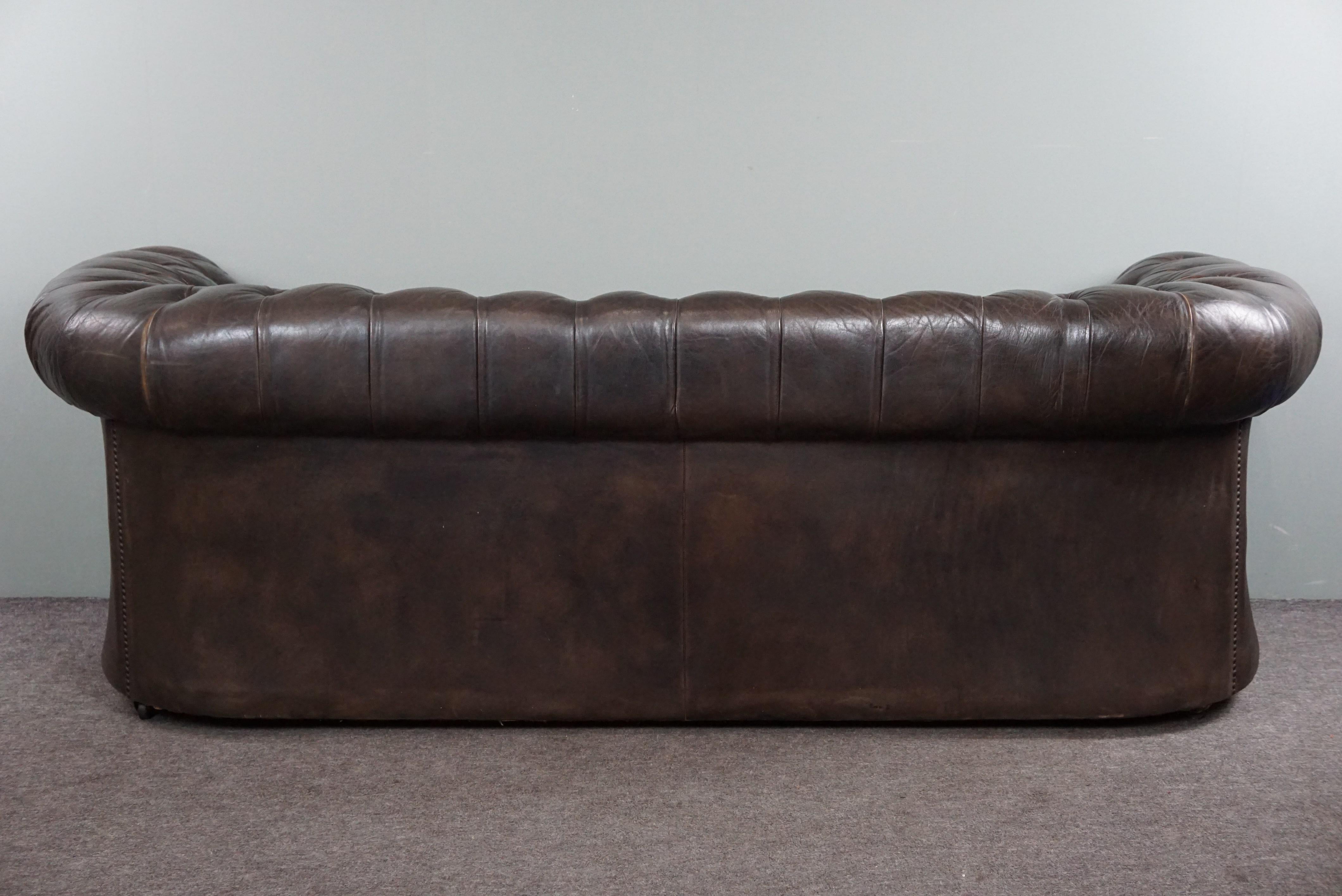 Schillerndes altes Chesterfield-Sofa voller Anziehungskraft, 3 Sitzmöbel im Angebot 6