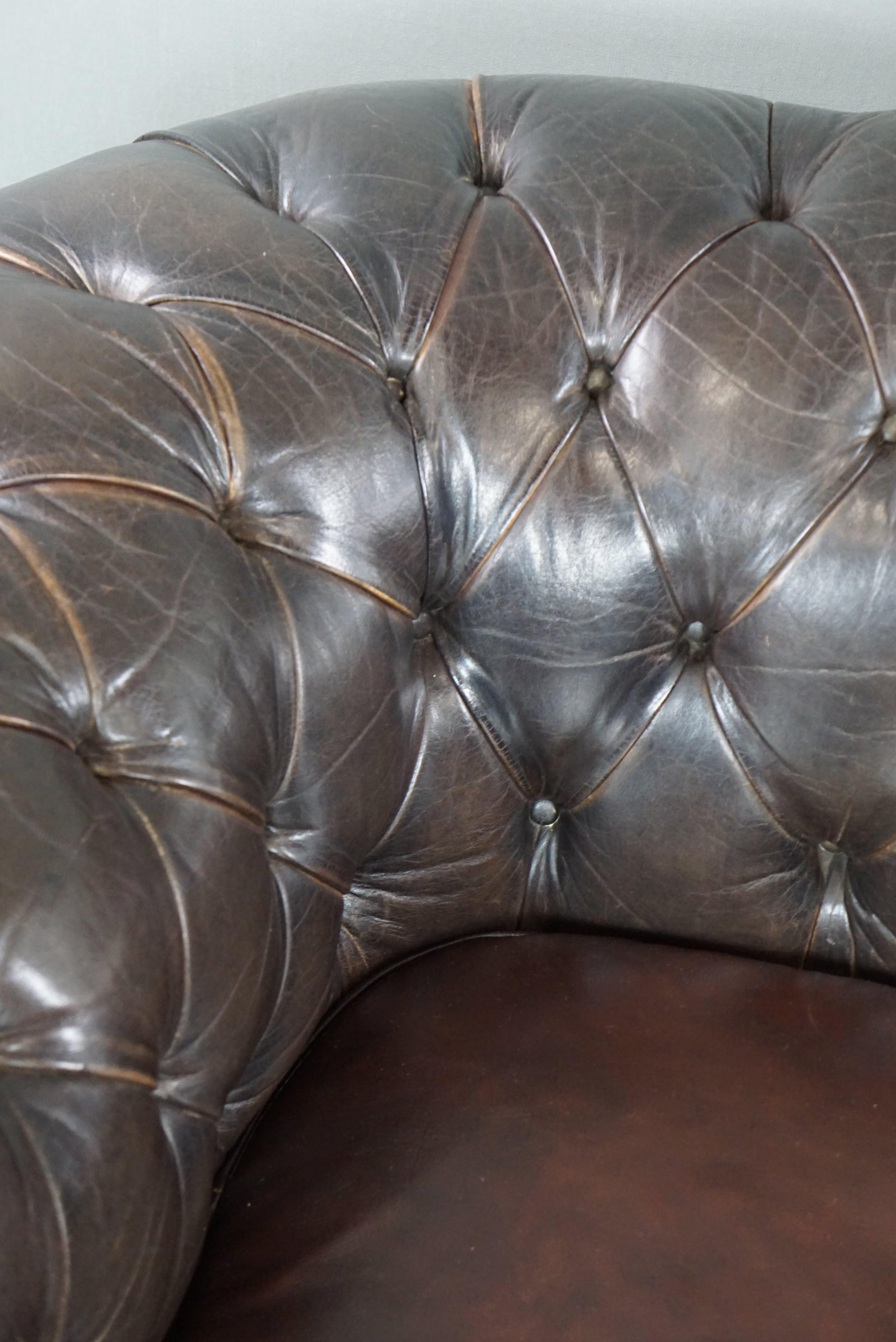 Dazzling old Chesterfield sofa full of allure, 3 seater In Good Condition For Sale In Harderwijk, NL