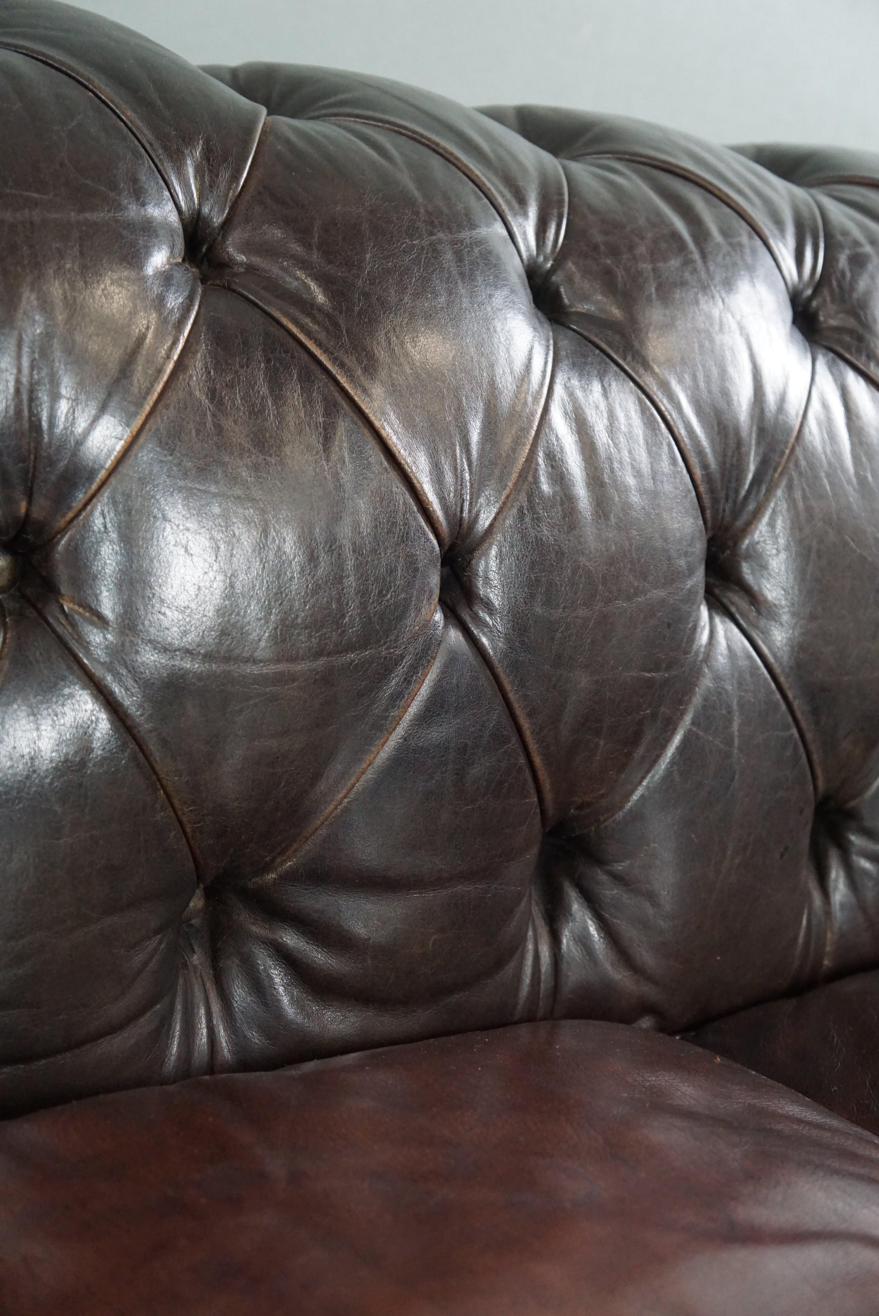 Schillerndes altes Chesterfield-Sofa voller Anziehungskraft, 3 Sitzmöbel (20. Jahrhundert) im Angebot