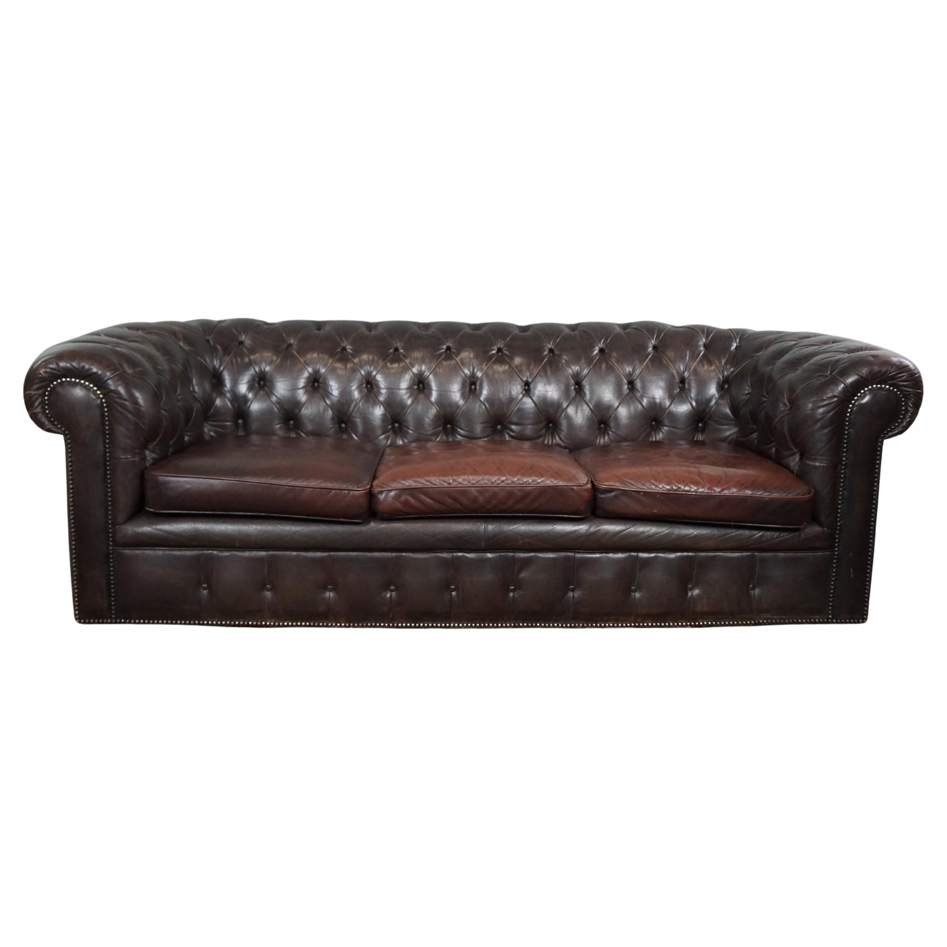Dazzling old Chesterfield sofa full of allure, 3 seater For Sale