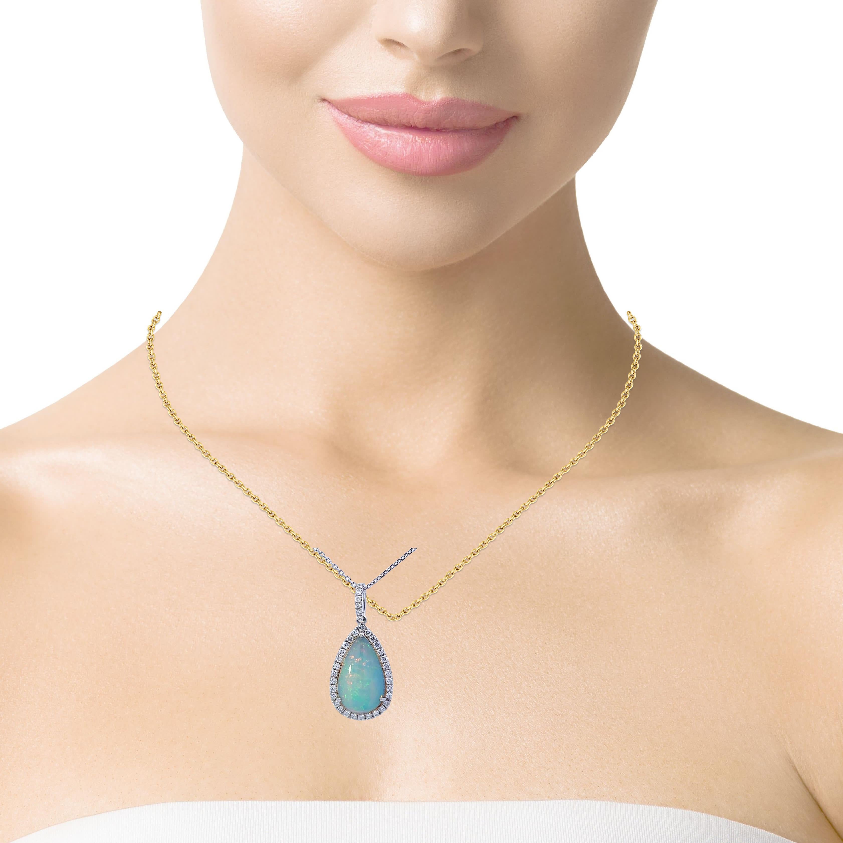 Ti presentiamo il nostro elegante Ciondolo con Oplite e Diamanti su Catena: una vera incarnazione di semplicità innovativa e bellezza senza tempo.