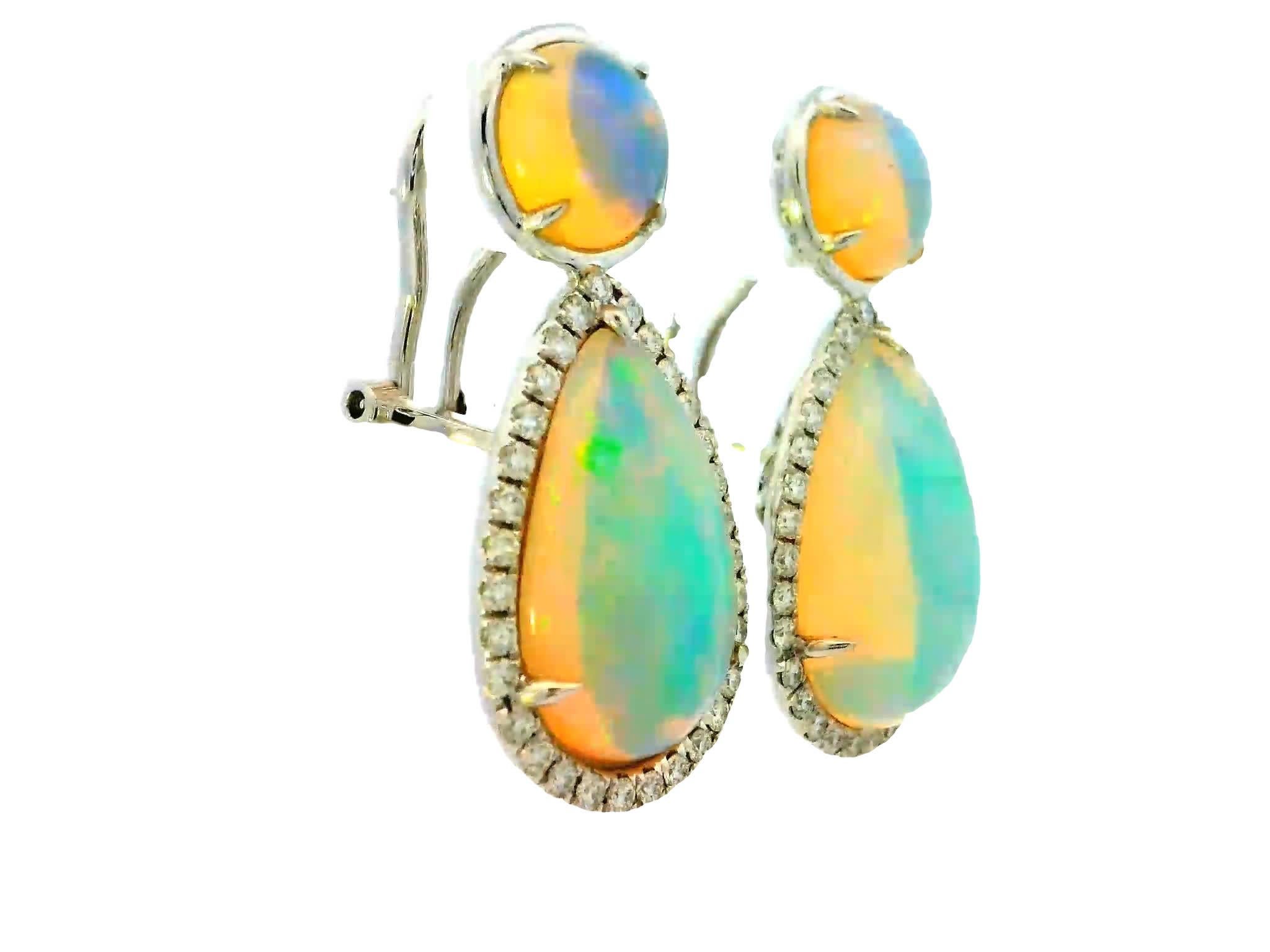 Te presentamos nuestros exquisitos Pendientes de Ópalo 11,14ct y Diamante 74pt 14kwg, un impresionante accesorio que iluminará cualquier conjunto con elegancia y refinamiento. 9166 $ MSRP