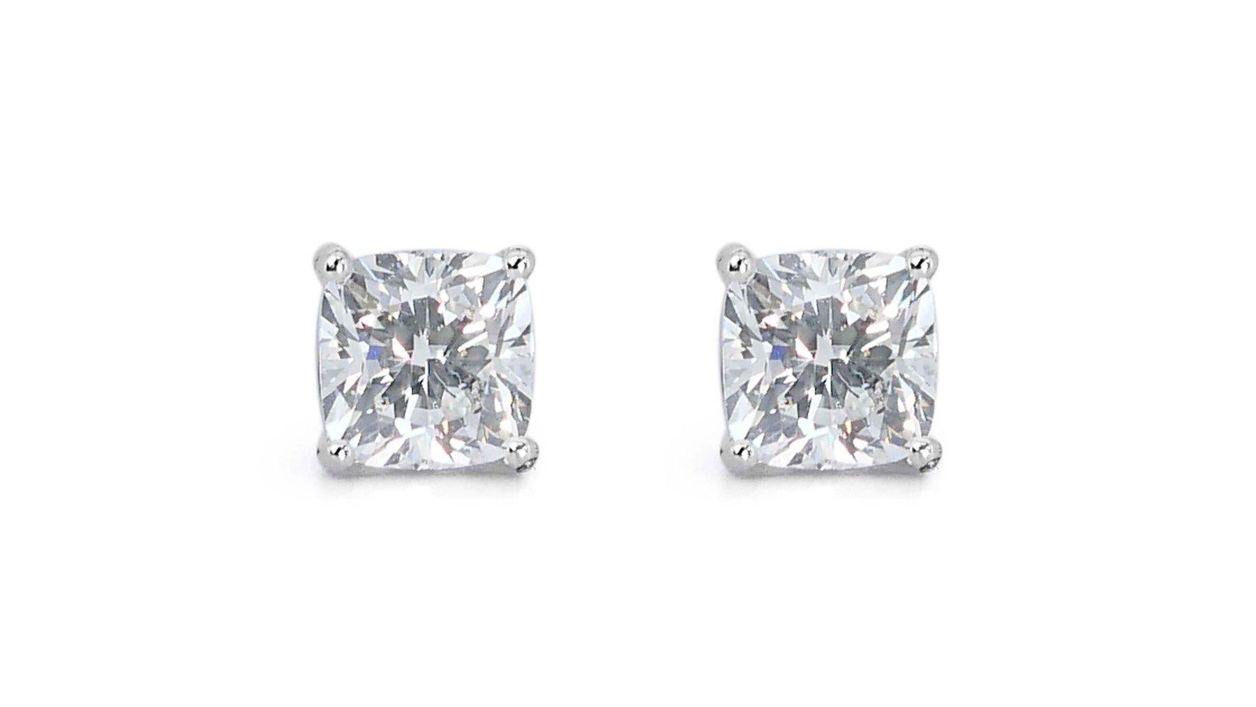 Women's Dazzling Pair of 18K White Gold Earrings with 2.06 Carat Square Diamond For Sale