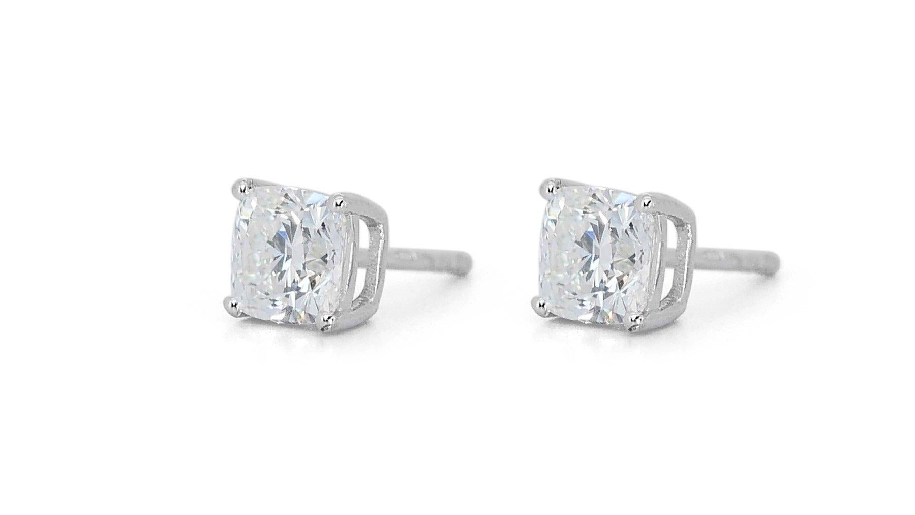 Dazzling Pair of 18K White Gold Earrings with 2.06 Carat Square Diamond For Sale 1