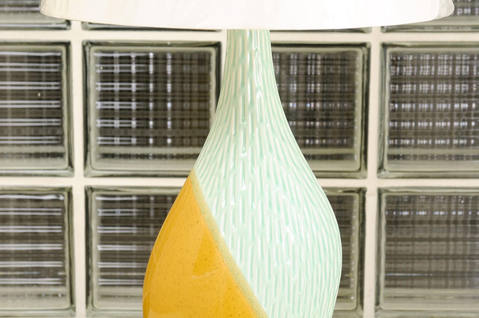 Fin du 20e siècle Paire éblouissante de lampes portugaises en céramique jaune ocre et bleu Sultanabad en vente