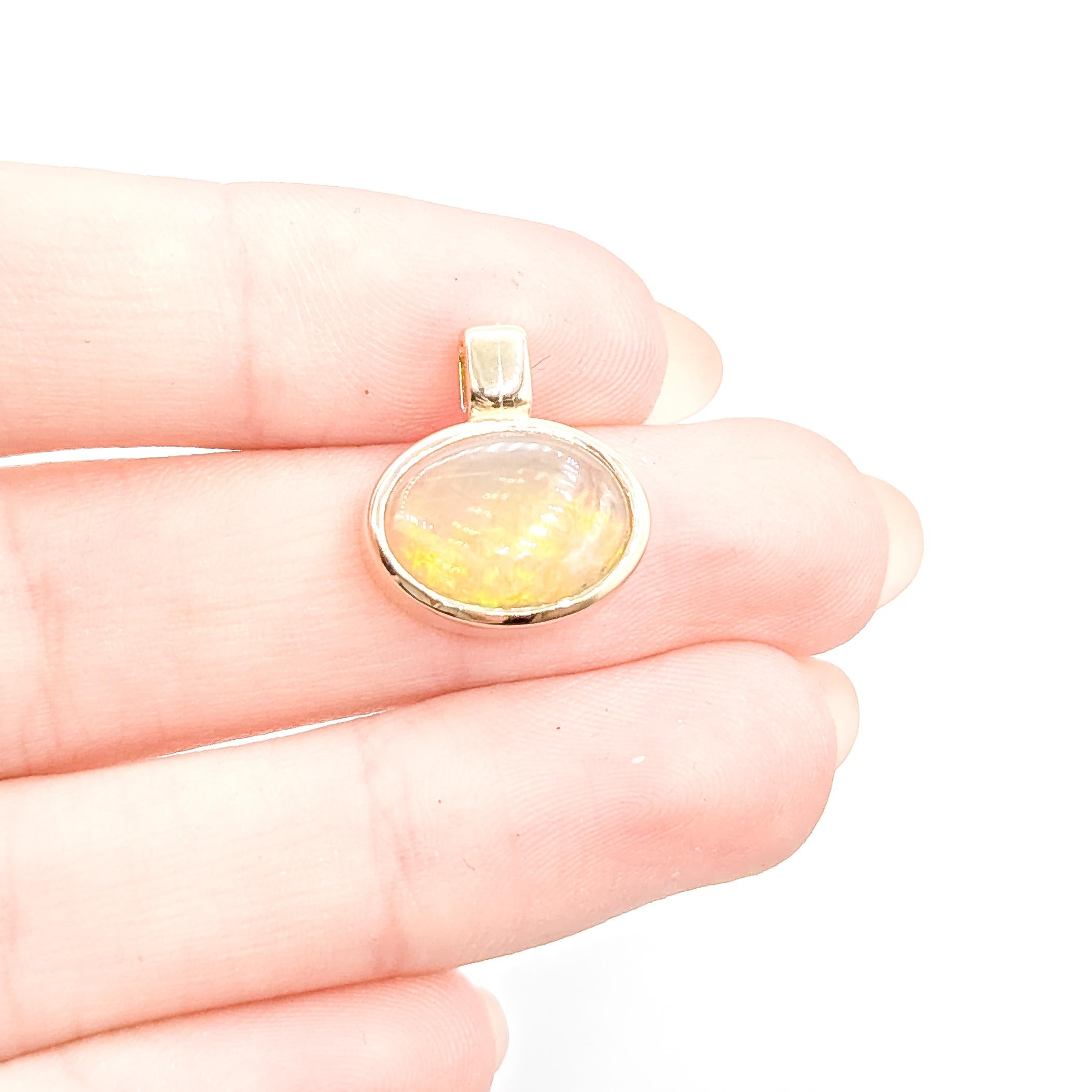 Taille cabochon Pendentif éblouissant en or jaune 14k avec opale rayonnante en vente