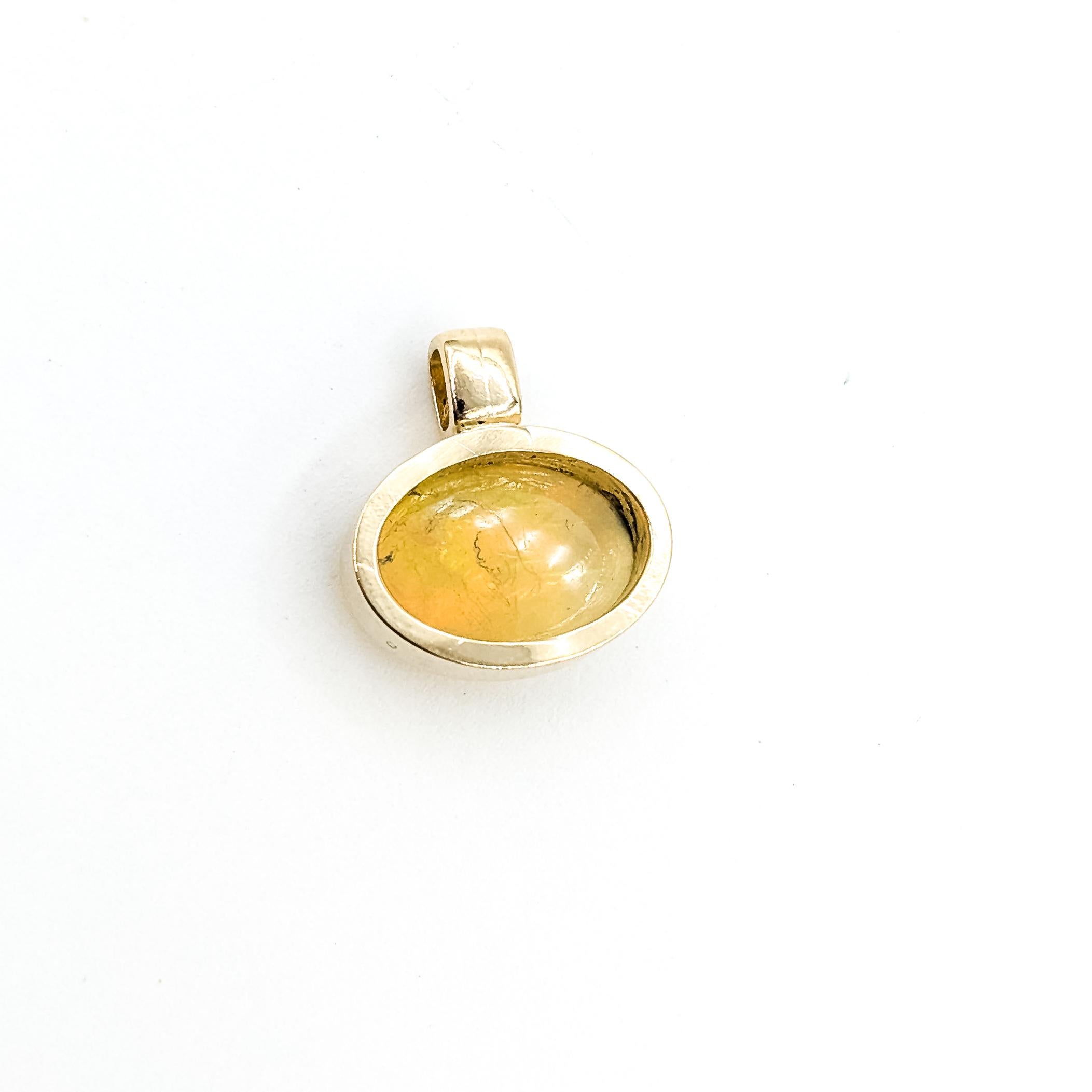 Pendentif éblouissant en or jaune 14k avec opale rayonnante Pour femmes en vente
