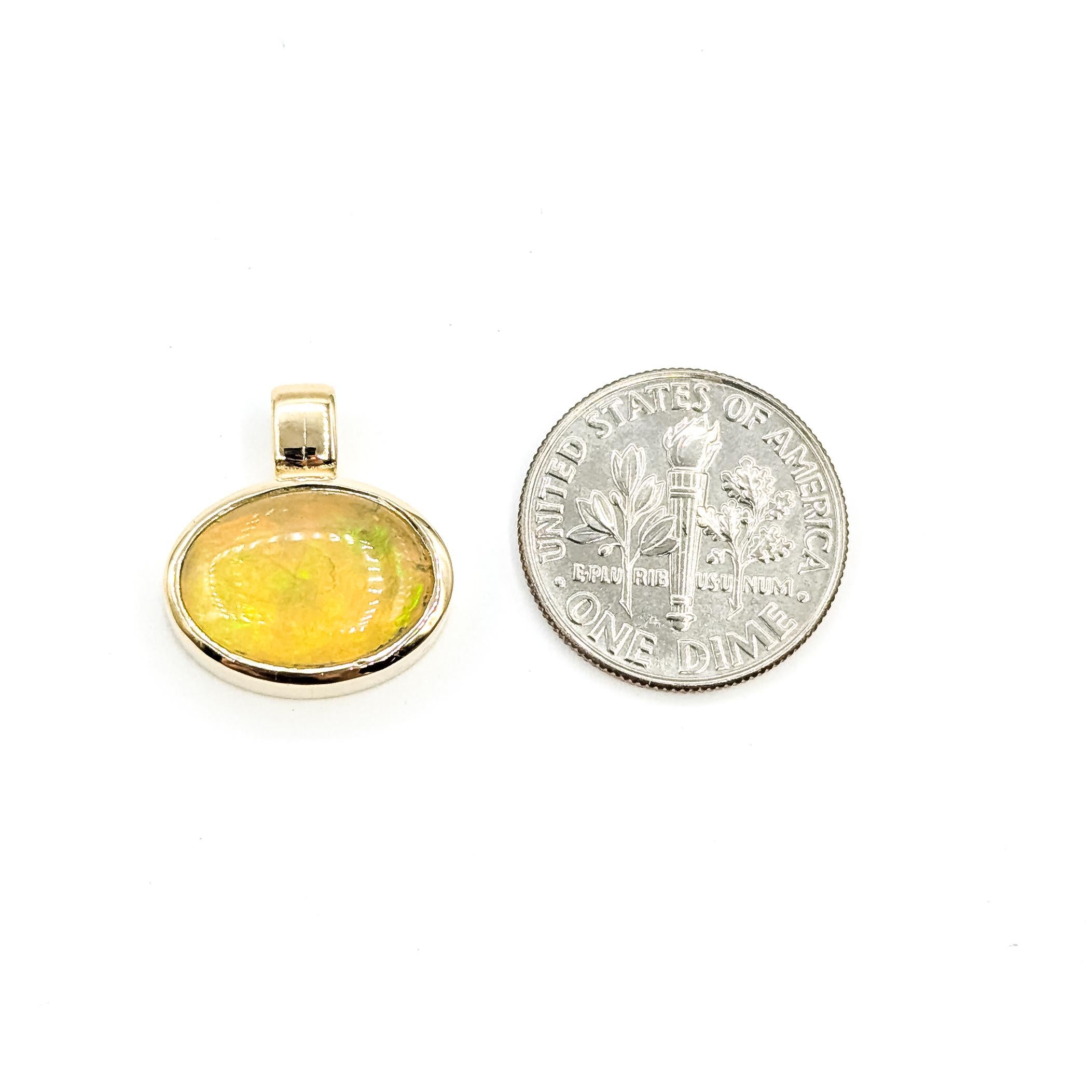 Pendentif éblouissant en or jaune 14k avec opale rayonnante en vente 1
