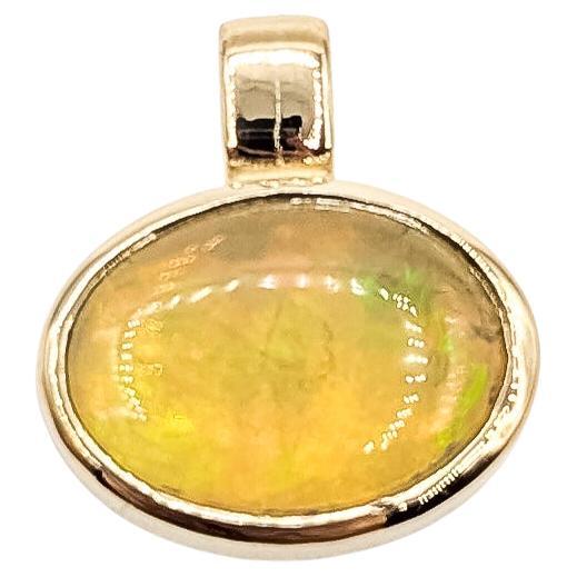 Pendentif éblouissant en or jaune 14k avec opale rayonnante