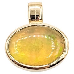 Pendentif éblouissant en or jaune 14k avec opale rayonnante