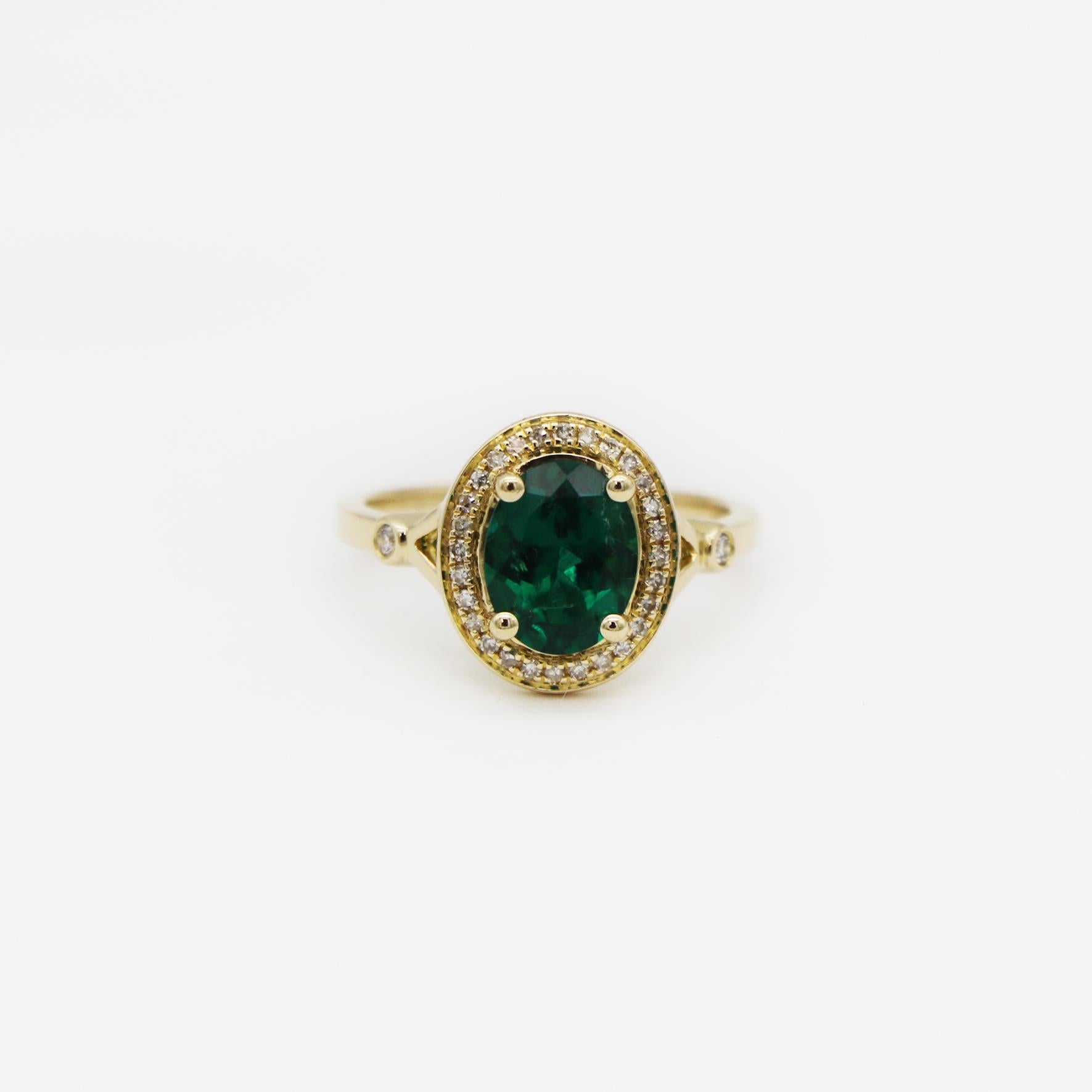 Dazzling Rock 14K Gold Labor Smaragd Halo Ring im Zustand „Gut“ im Angebot in San Fernando, CA