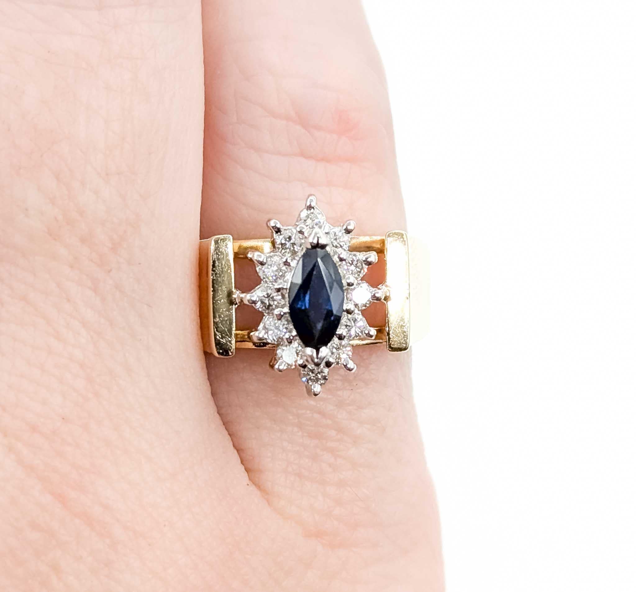 Deslumbrante Anillo de Zafiro y Diamantes en Halo de Oro Amarillo de 14k Contemporáneo en venta